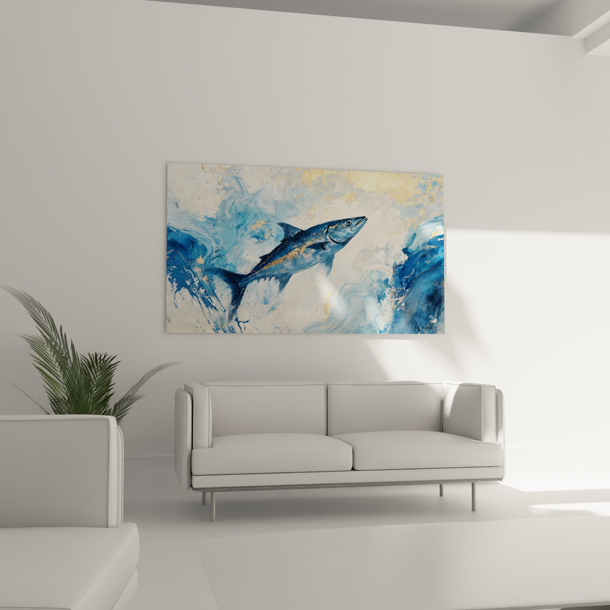 Poisson barracuda anthracite et or filant sur fond nacré, au-dessus d'un canapé dans un salon lumineux