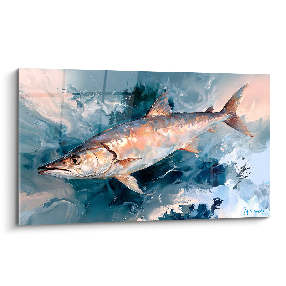 Barracuda argenté aux reflets pêche filant dans des tourbillons bleu marine et anthracite