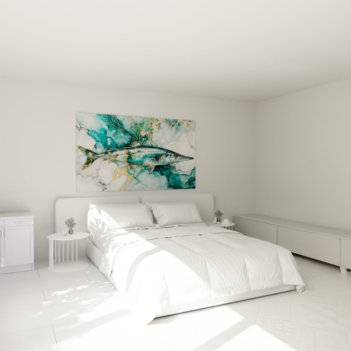 Poisson barracuda argenté sur marbre turquoise et blanc, accroché au-dessus d'un lit dans une chambre claire