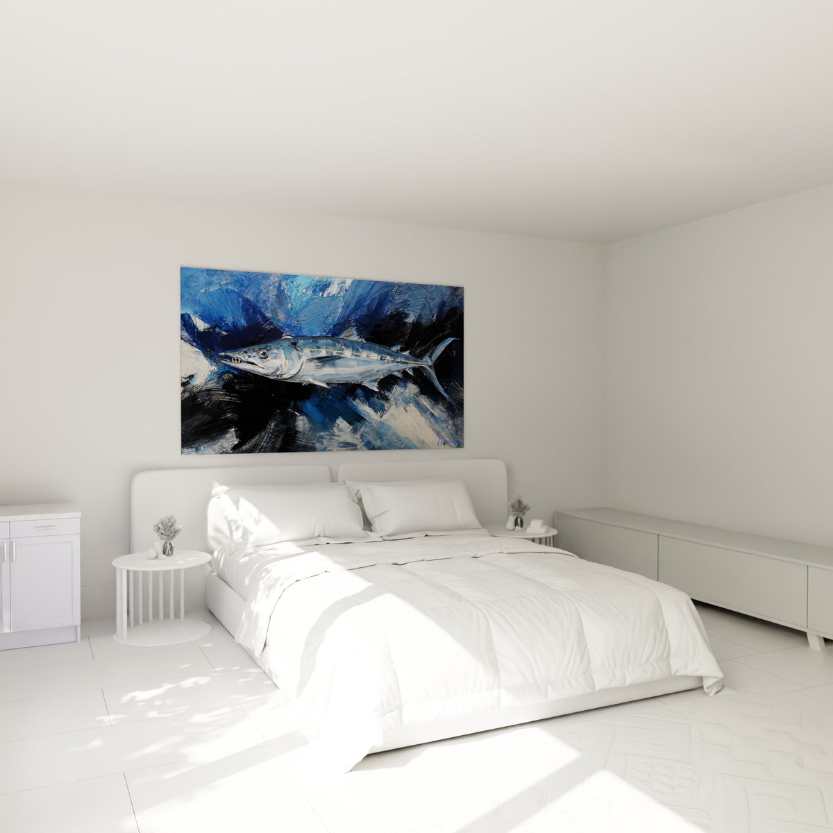 Poisson barracuda bleu acier et doré accroché au-dessus d'un lit dans une chambre claire