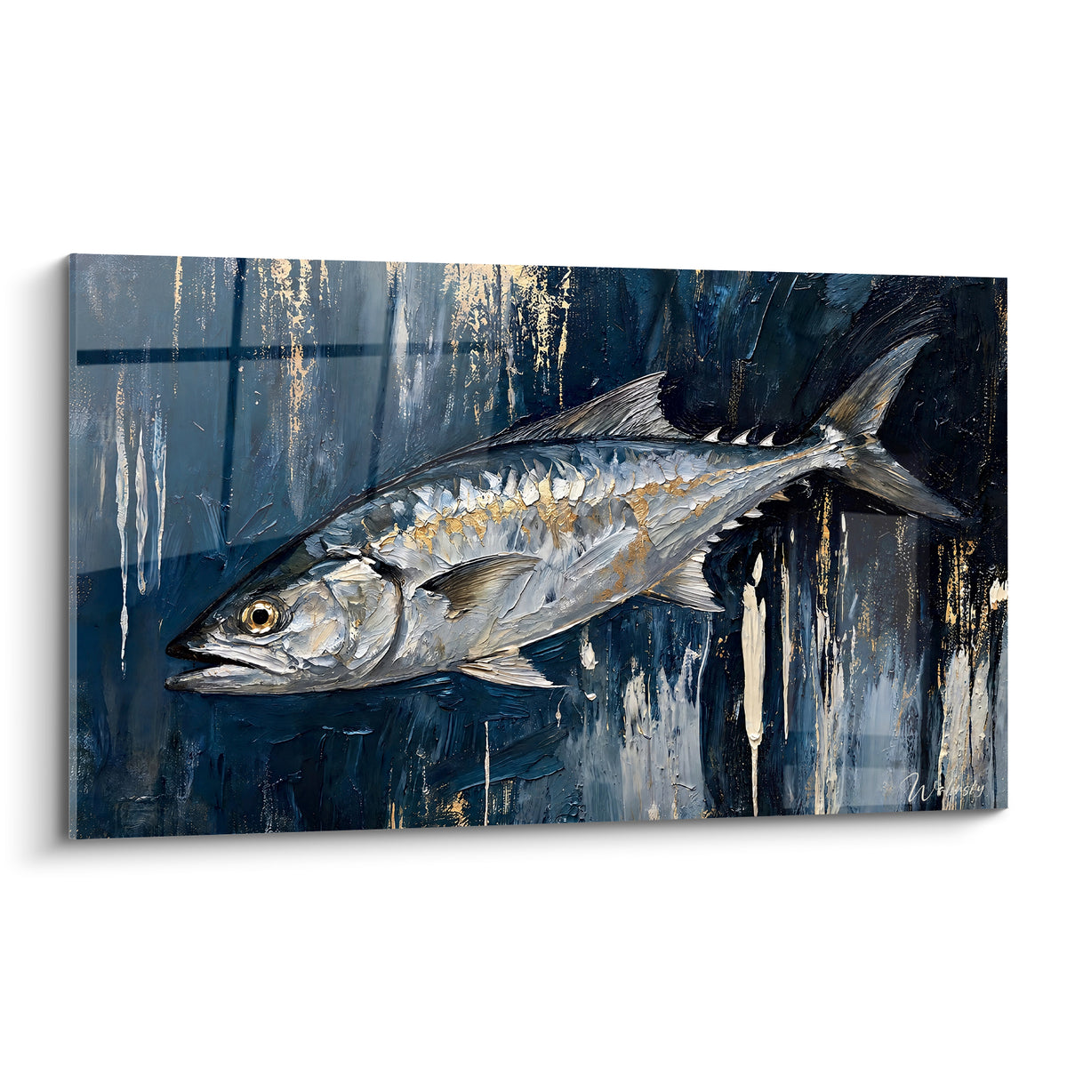 Barracuda argenté aux reflets dorés, profil marqué, sur fond bleu marine et anthracite texturé