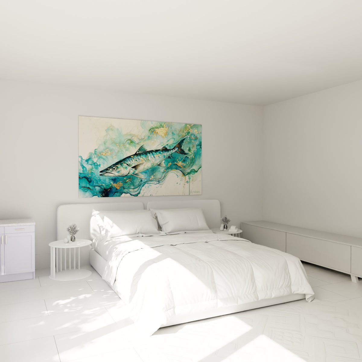Ce barracuda bleu et doré aux écailles argentées est accroché au-dessus d'un lit dans une chambre claire