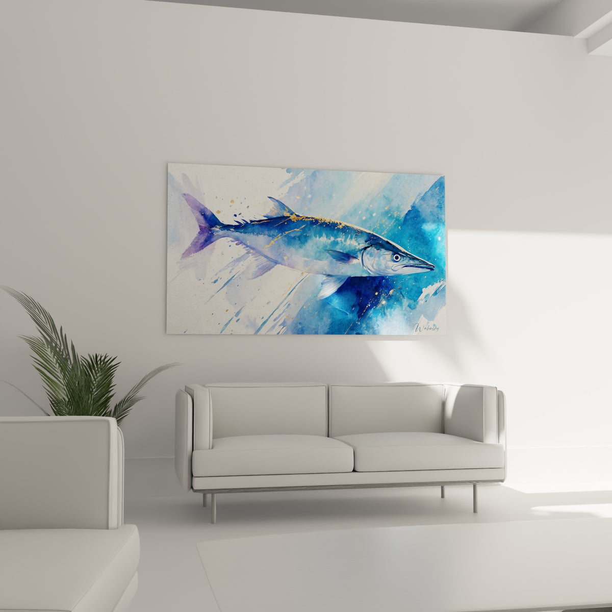 Barracuda glissant dans une aquarelle bleu marine et blanche, au-dessus d'un canapé dans un salon lumineux
