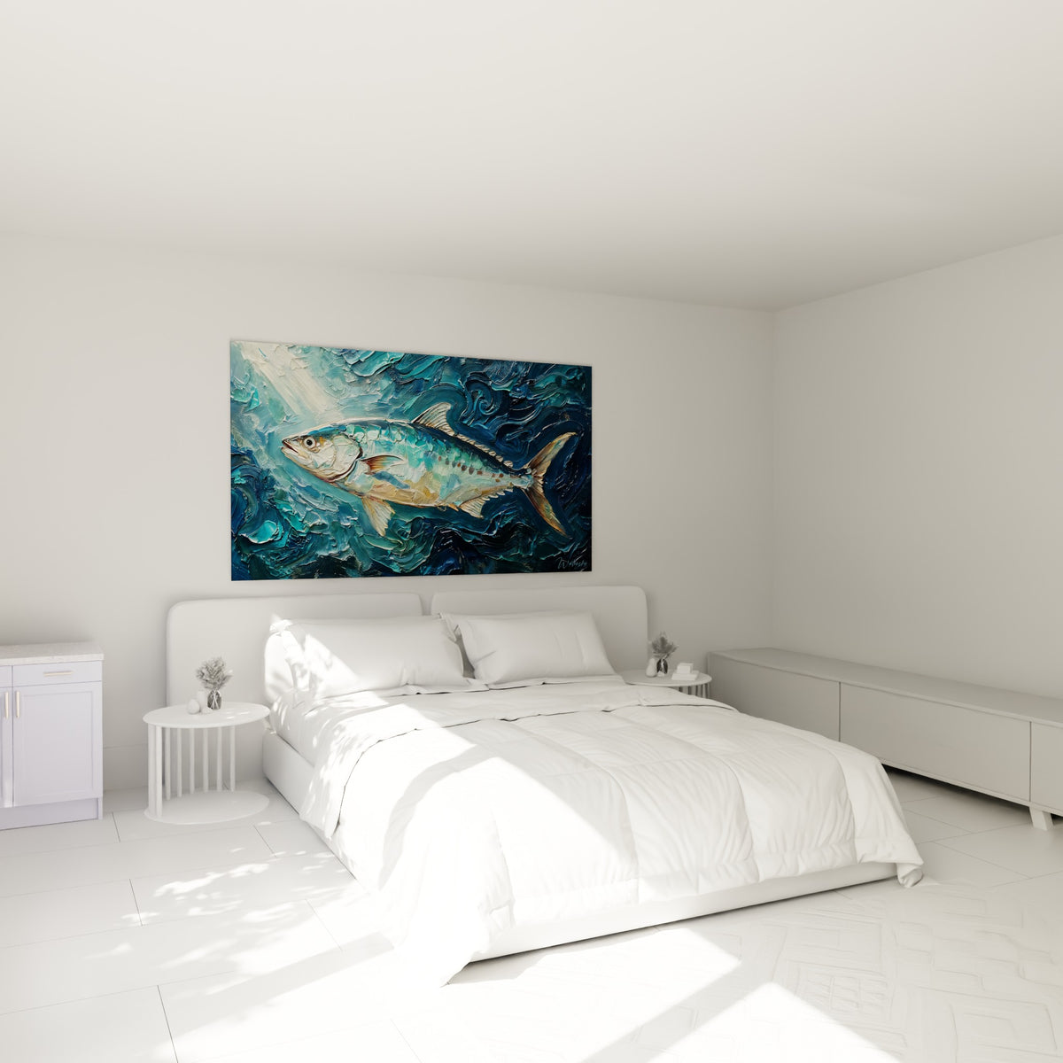 Poisson barracuda aux tons dorés et bleu marine accroché au-dessus d'un lit dans une chambre claire