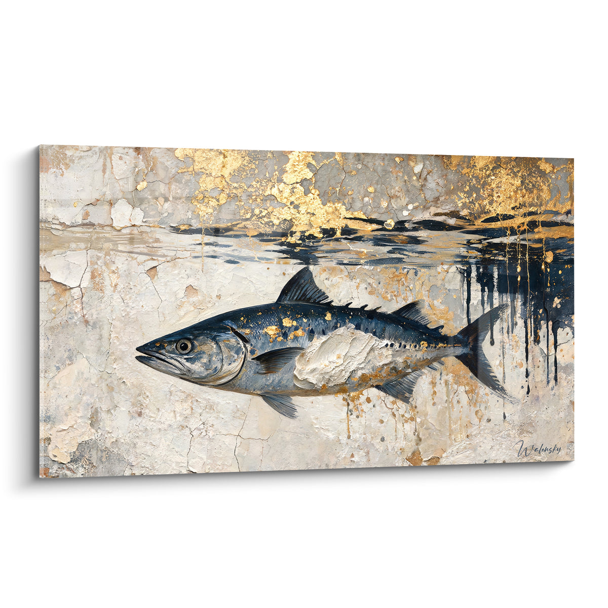 Barracuda bleu marine glissant sur fond crème craquelé aux éclats dorés, style fresque ancienne