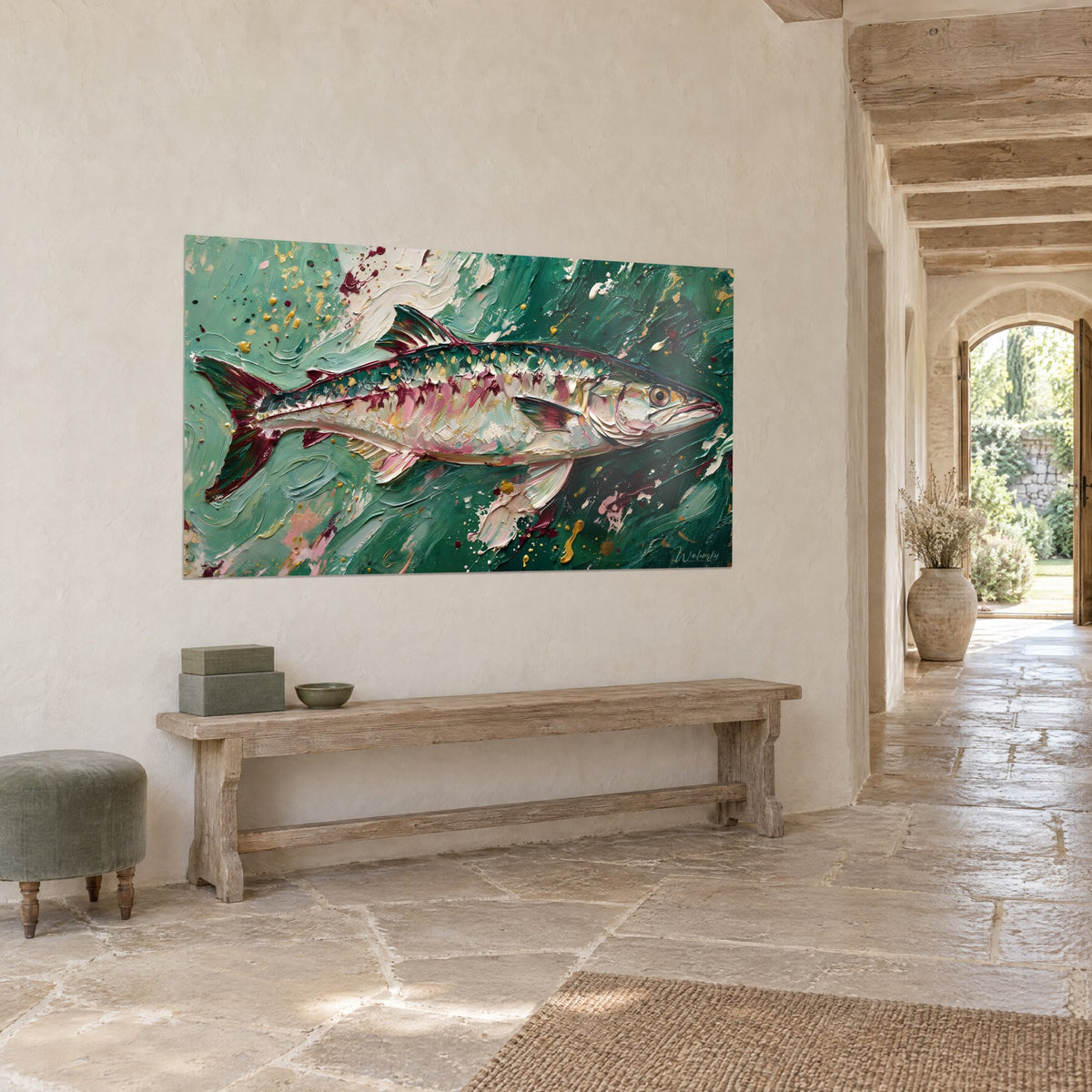 Tableau poisson chasseur à la gueule effilée, vert profond et blanc crème, empâtements au couteau, hall de pierre claire