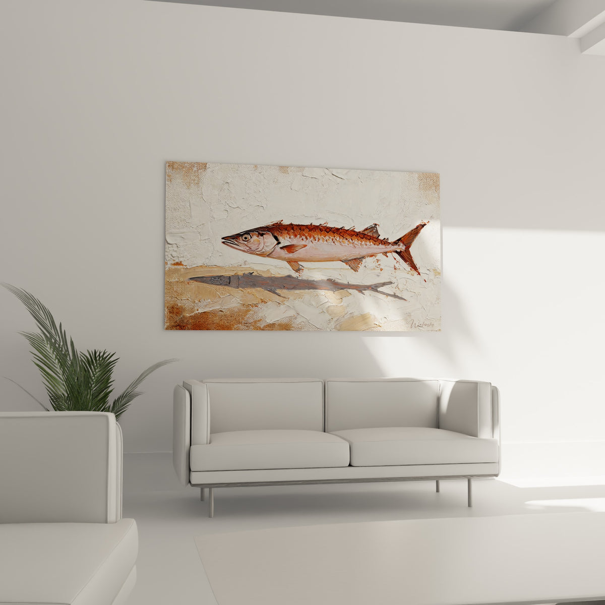 Barracuda aux écailles brunes et fond ocre suspendu au-dessus d'un canapé dans un salon lumineux