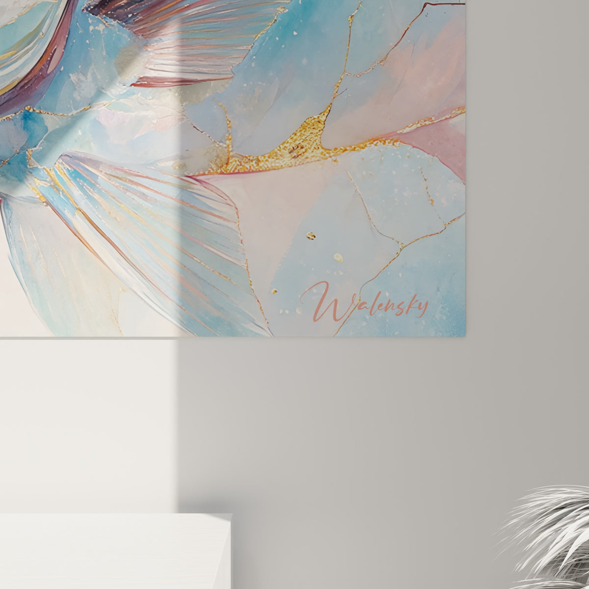 Détail des écailles du barracuda où l'aquarelle rose et bleu se mêle aux craquelures dorées en empâtements fins