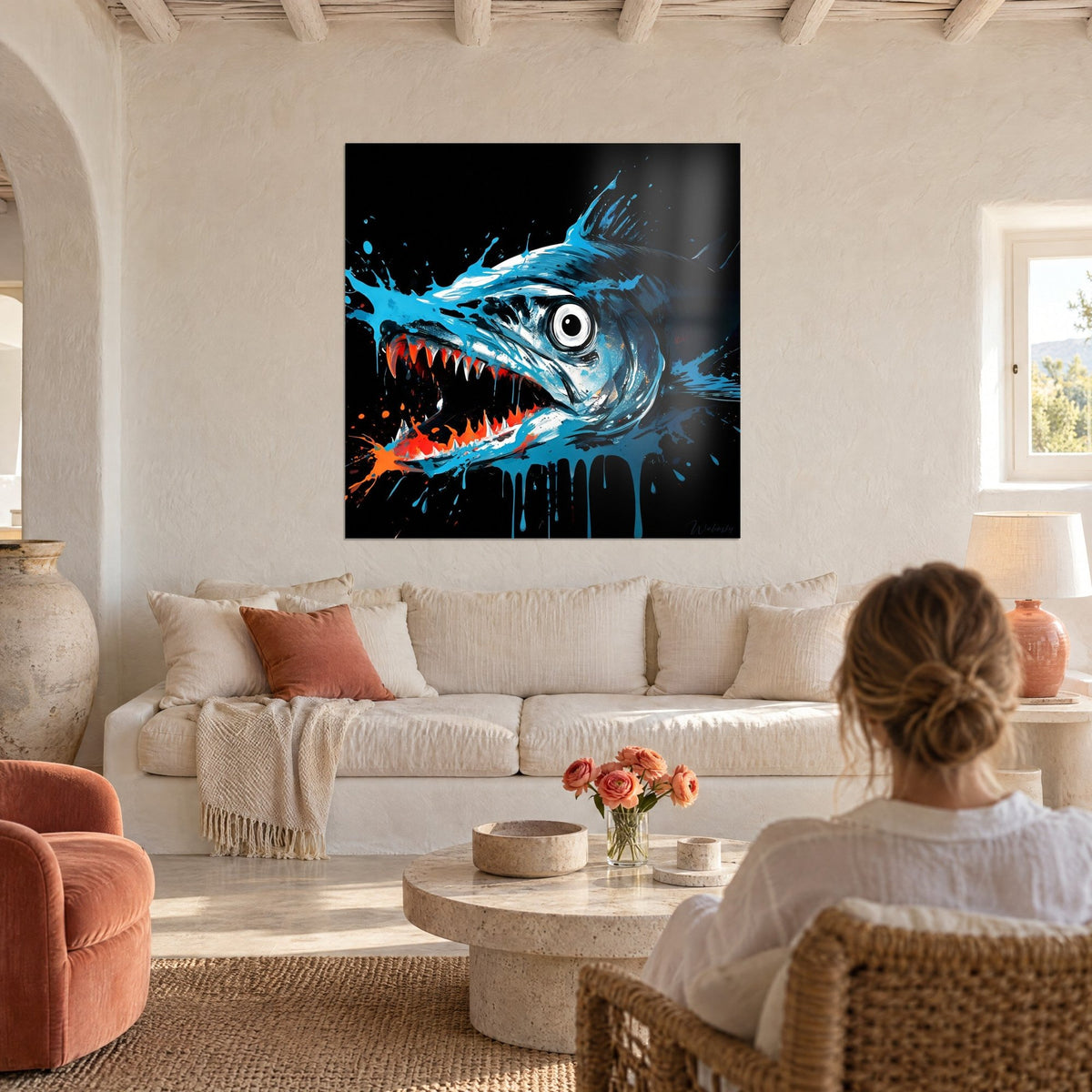 Quadro barracuda con zanne arancioni e occhio tondo cerchiato di bianco, blu elettrico su fondo nero, sopra un divano in un soggiorno luminoso