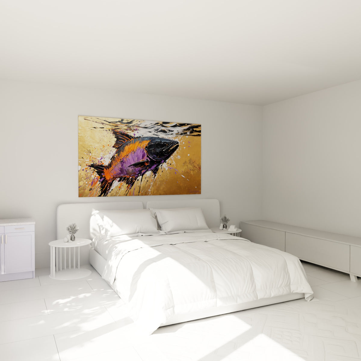 Poisson barracuda violet et doré aux empâtements marqués, accroché au-dessus d'un lit dans une chambre claire