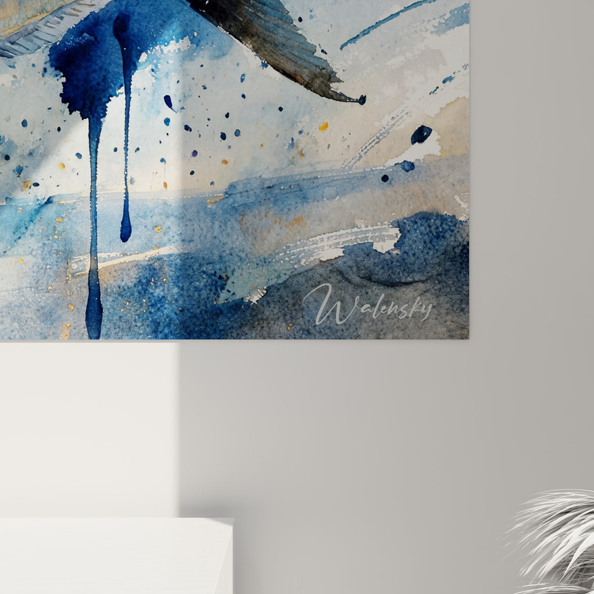Détail des écailles bleu marine et des coulures ocre du barracuda, grain de l'aquarelle et éclaboussures visibles de près