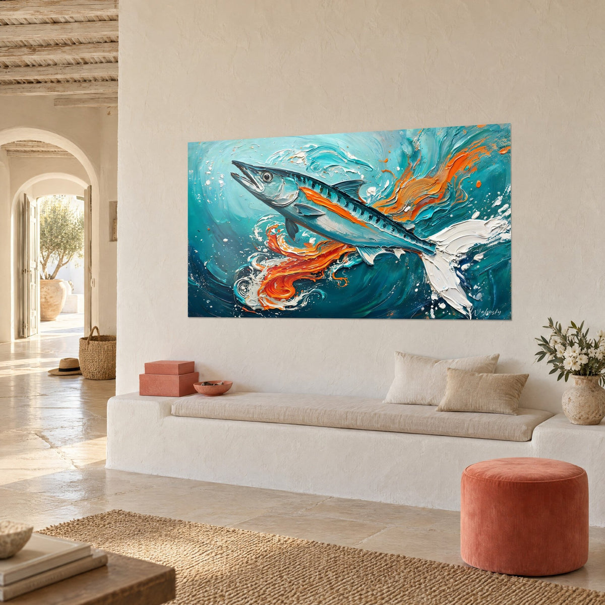 Tableau poisson prédateur bleu acier au sillage orange incandescent, queue d'écume blanche, mur crème et banquette, vue de trois-quarts