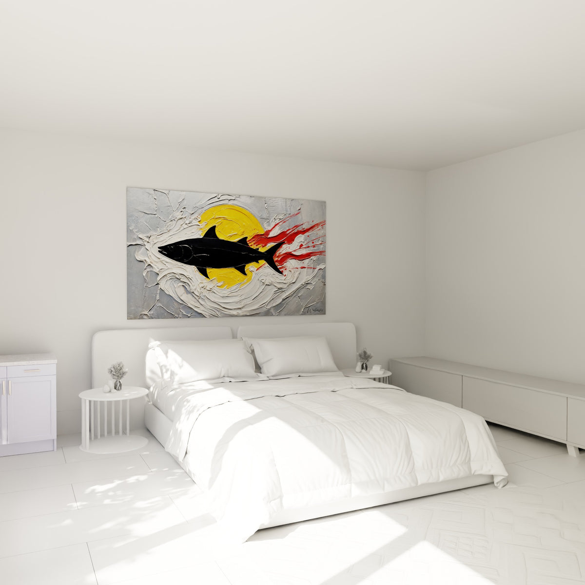 Silhouette de barracuda noire aux éclats rouges et jaunes accrochée au-dessus d'un lit dans une chambre claire