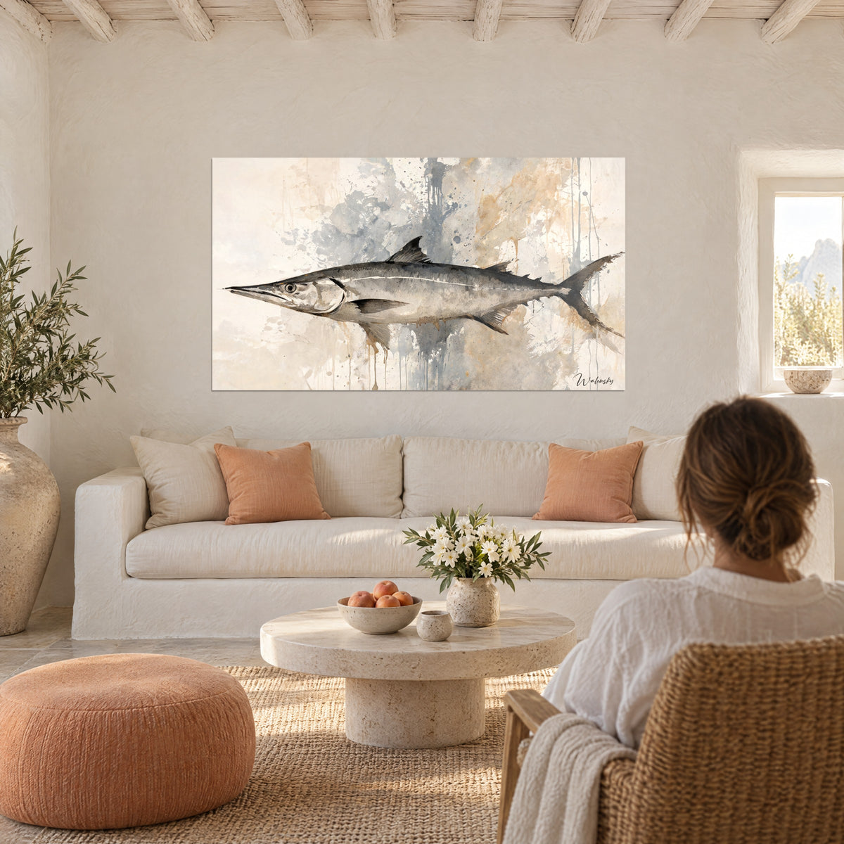 Silhouette élancée du barracuda aux tons gris et beige suspendue au-dessus d'un lit dans une chambre claire