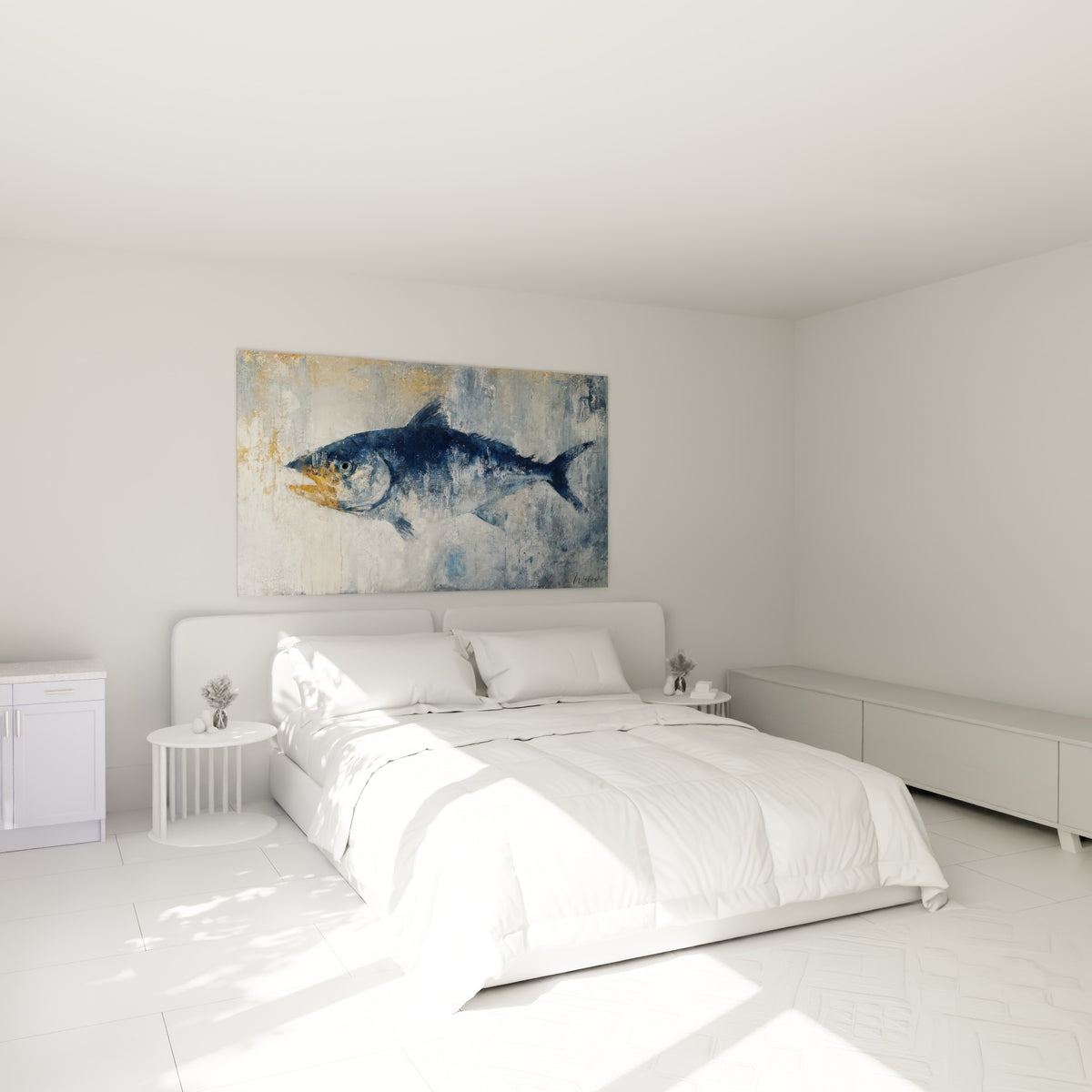 Poisson prédateur bleu marine et gris accroché au-dessus d'un lit dans une chambre claire