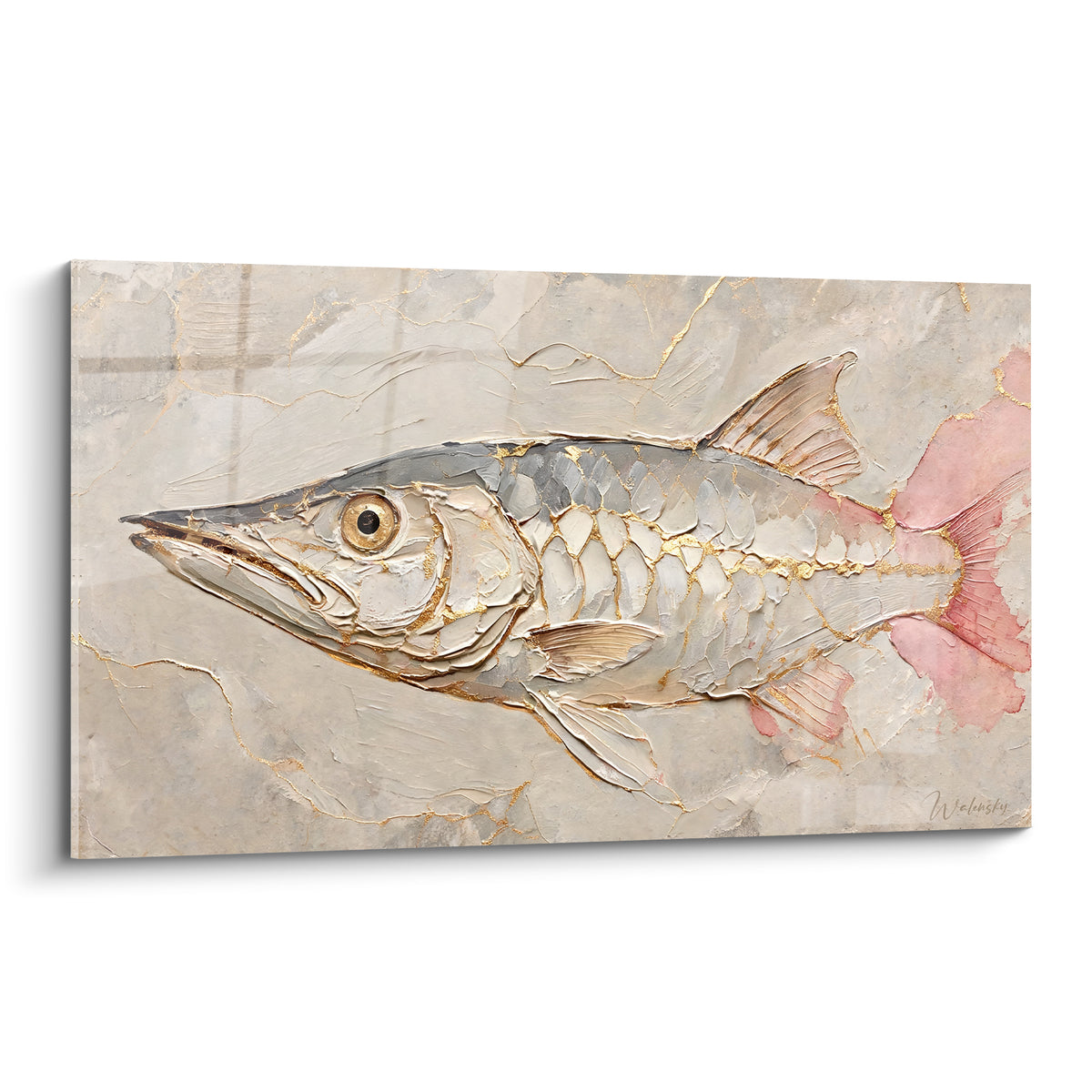 Barracuda ivoire et gris perle, écailles sculptées, œil doré, tache rose saumon en arrière-plan
