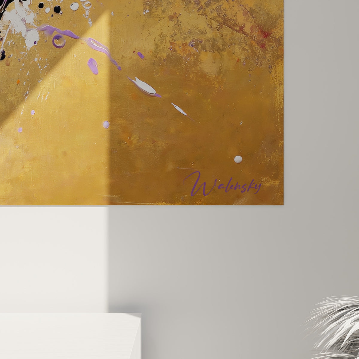 Empâtements épais de peinture violette et orangée sur le corps du barracuda, coulures noires visibles de près