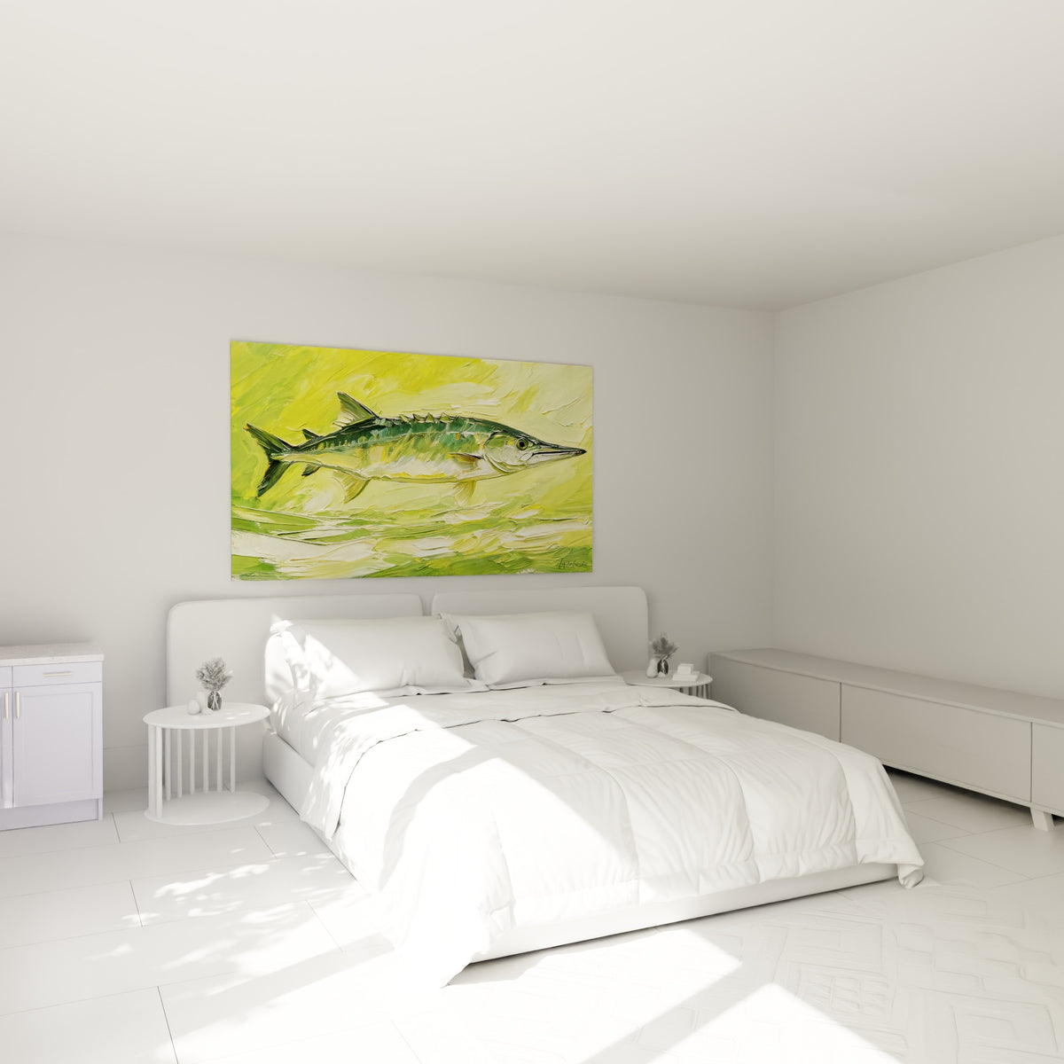 Barracuda ocre et vert filant dans une eau jaune citron, accroché au-dessus d'un lit dans une chambre claire