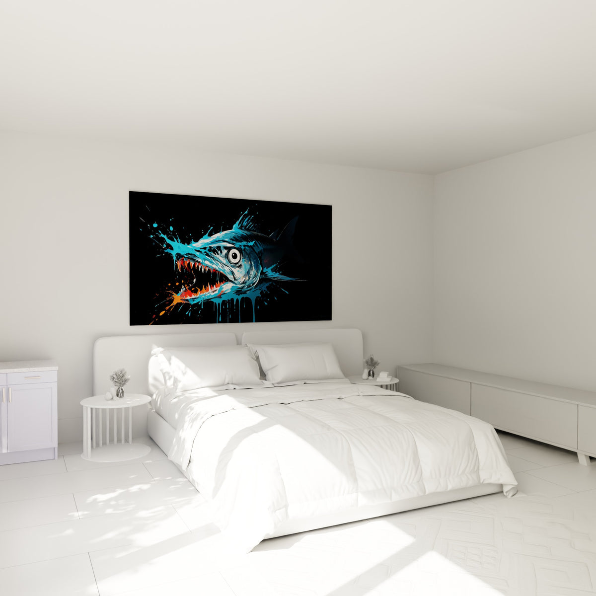 Prédateur marin bleu et orange à la gueule béante, accroché au-dessus d'un lit dans une chambre claire