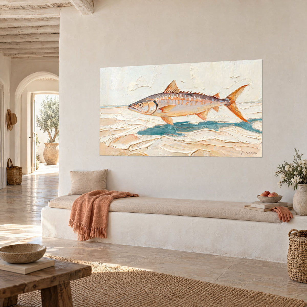 Tableau poisson argenté aux nageoires cuivrées, empâtements ivoire et ombre bleu-vert, sur une banquette blanche, maison provençale
