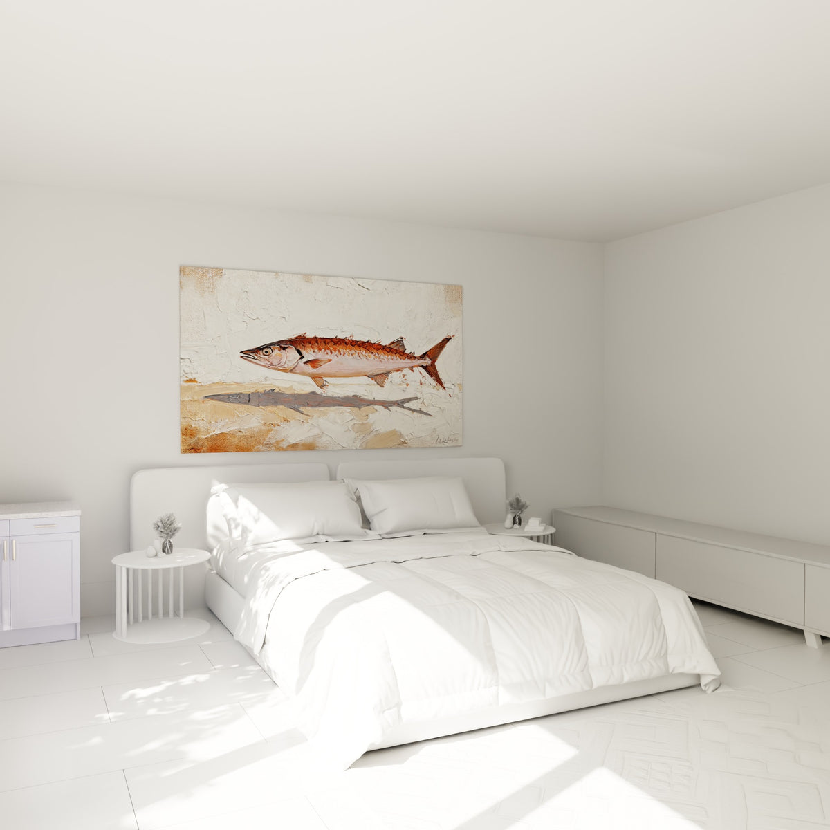 Poisson cuivré et rose saumoné accroché au-dessus d'un lit dans une chambre claire