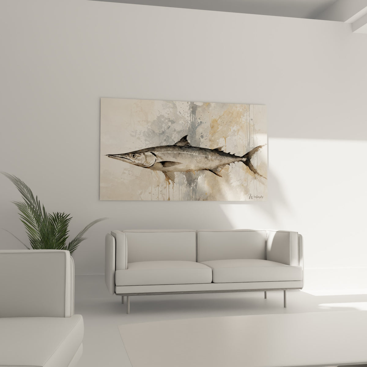 Corps effilé du barracuda anthracite se détachant sur fond ocre accroché au-dessus d'un canapé dans un salon lumineux