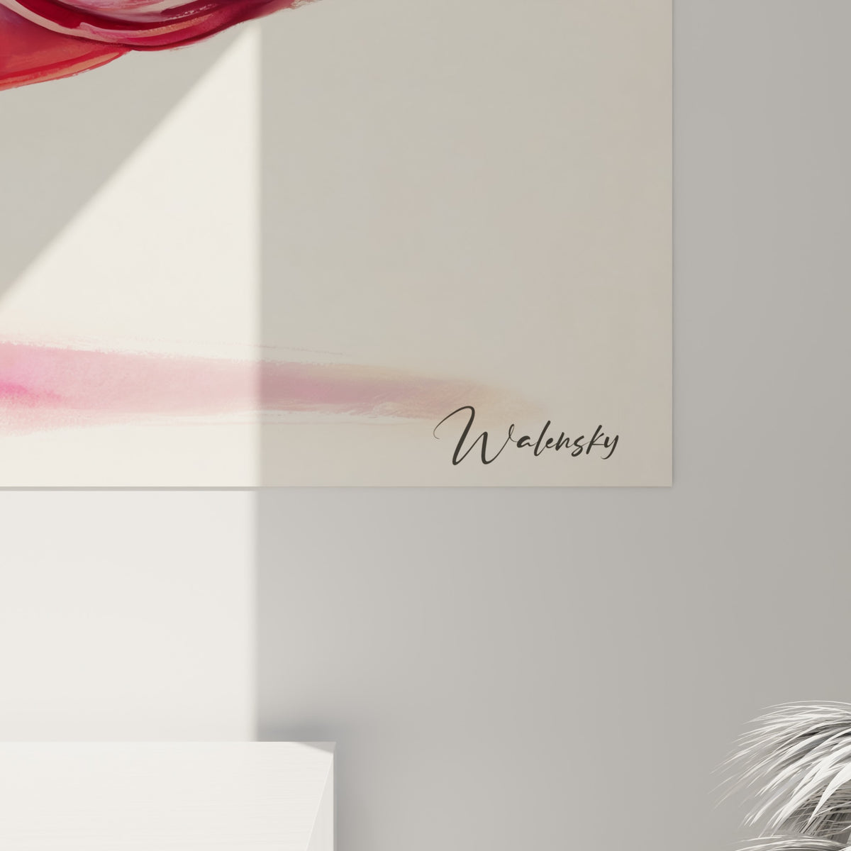 Empâtements mauve et coulures corail visibles sur la toile accrochée du barracuda