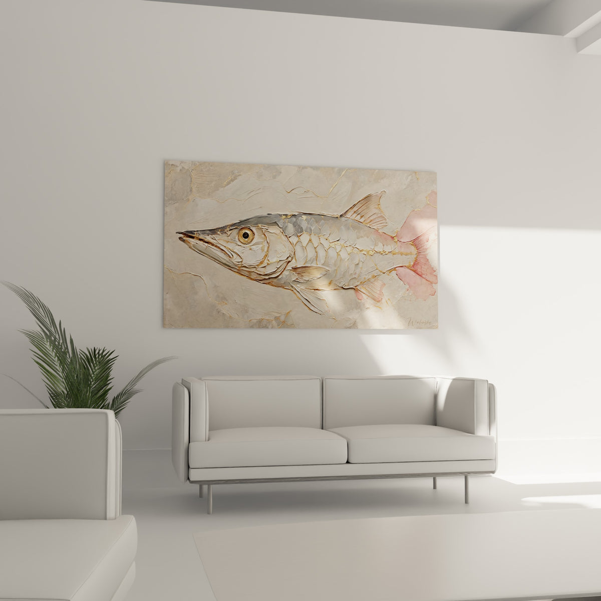 Silhouette du barracuda en relief doré et ivoire, suspendue au-dessus d'un canapé dans un salon lumineux
