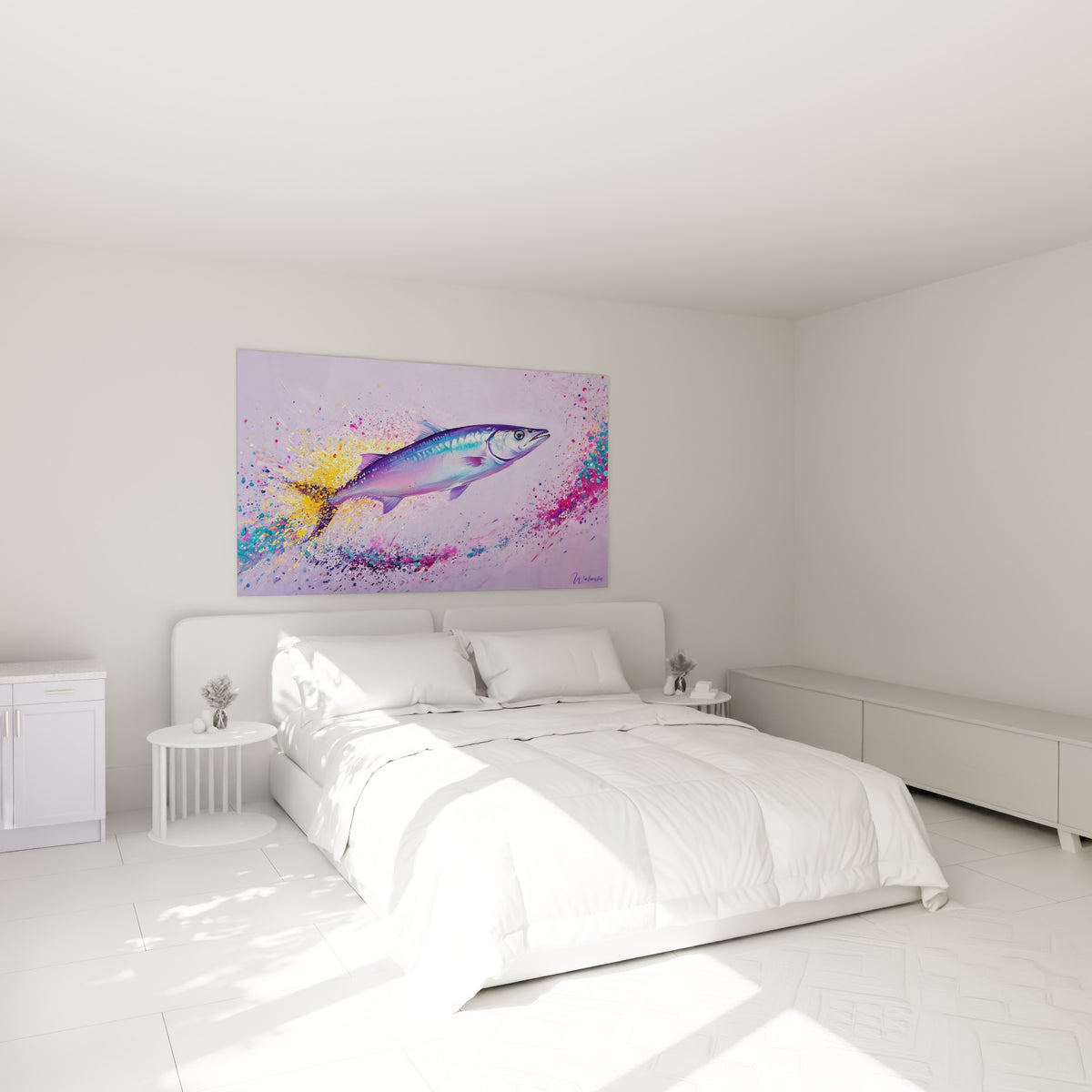 Poisson argenté aux éclats turquoise et fuchsia accroché au-dessus d'un lit dans une chambre claire