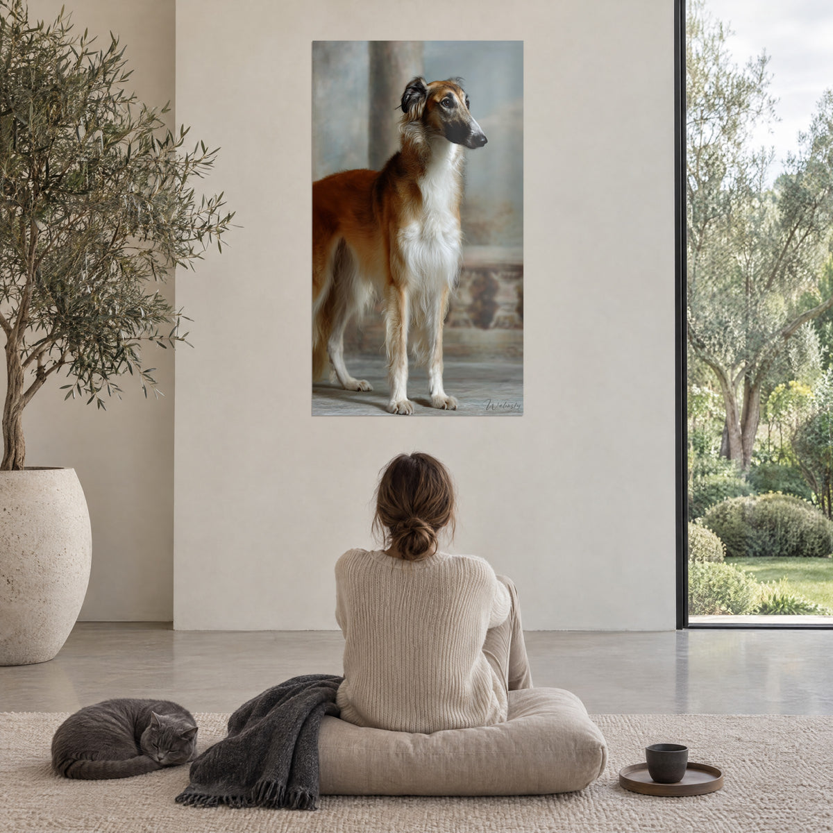 Schilderij van een barzoi in volle lengte, zijdezacht rood en wit haar, gepatineerde balustrade op de achtergrond, zittende vrouw van achteren naast een rustige kat