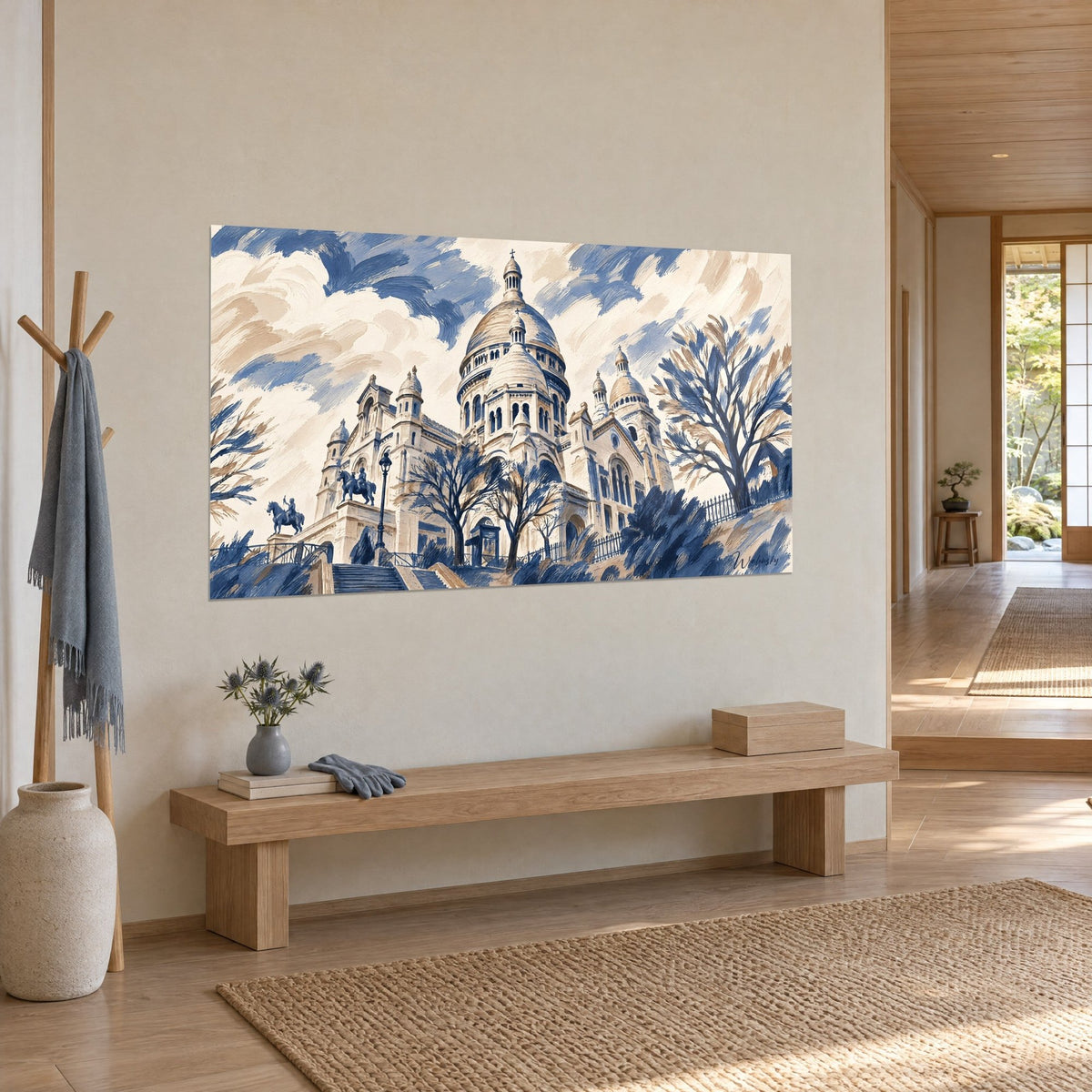 Façade ivoire et nuages bleutés de la basilique du Sacré-Cœur au-dessus d'un canapé dans un salon lumineux