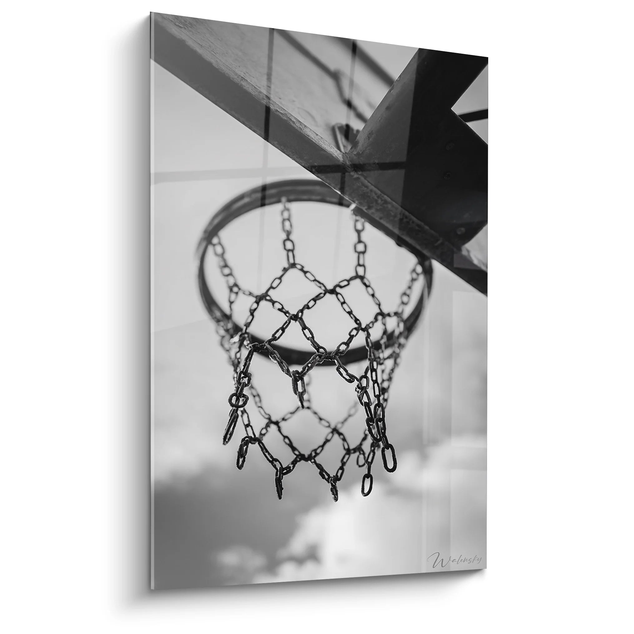 Tableau basketball noir et blanc panier avec chaînes métalliques vue contre-plongée sport urbain