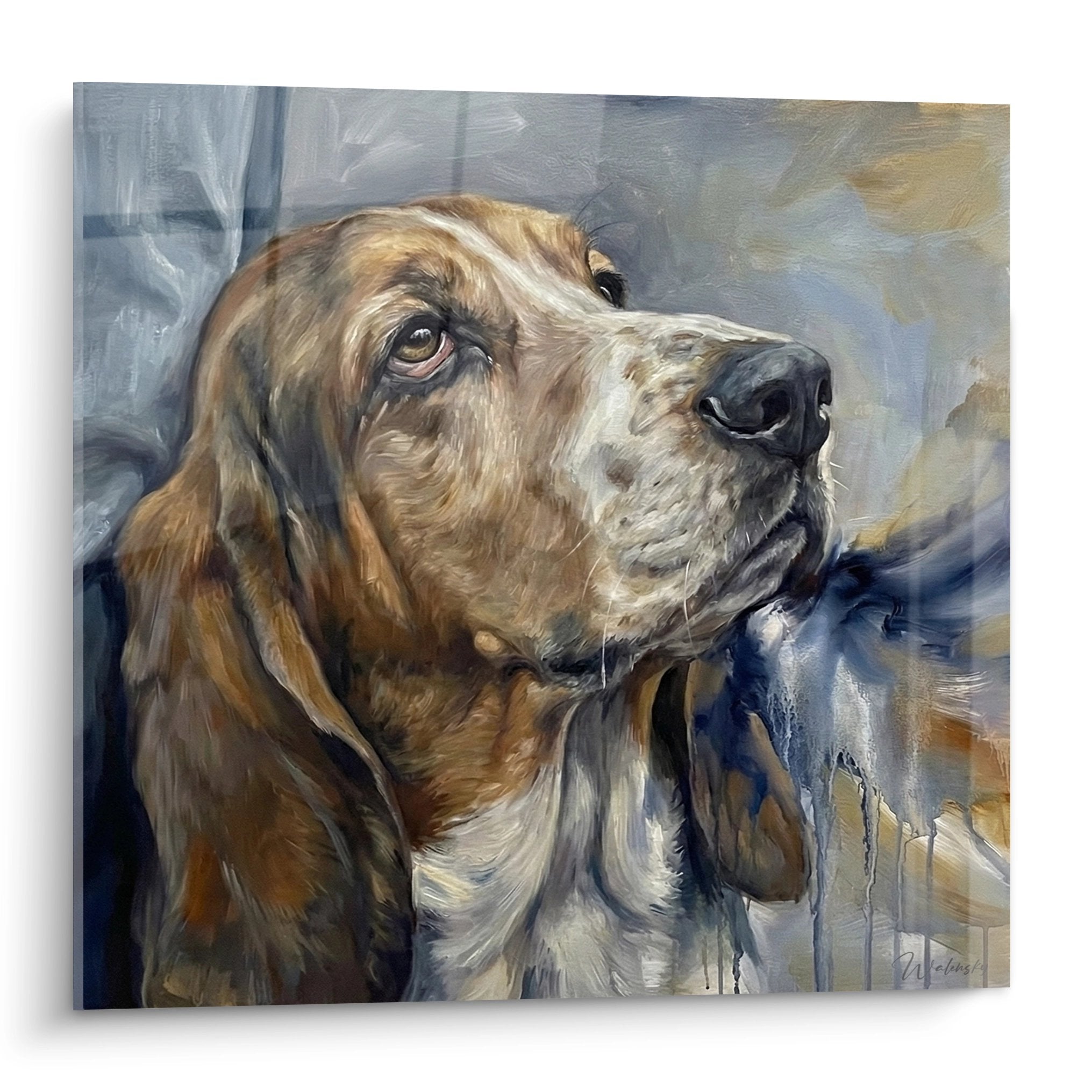 Portrait artistique de Basset Hound aux tons dorés et bleus, regard contemplatif levé vers le haut