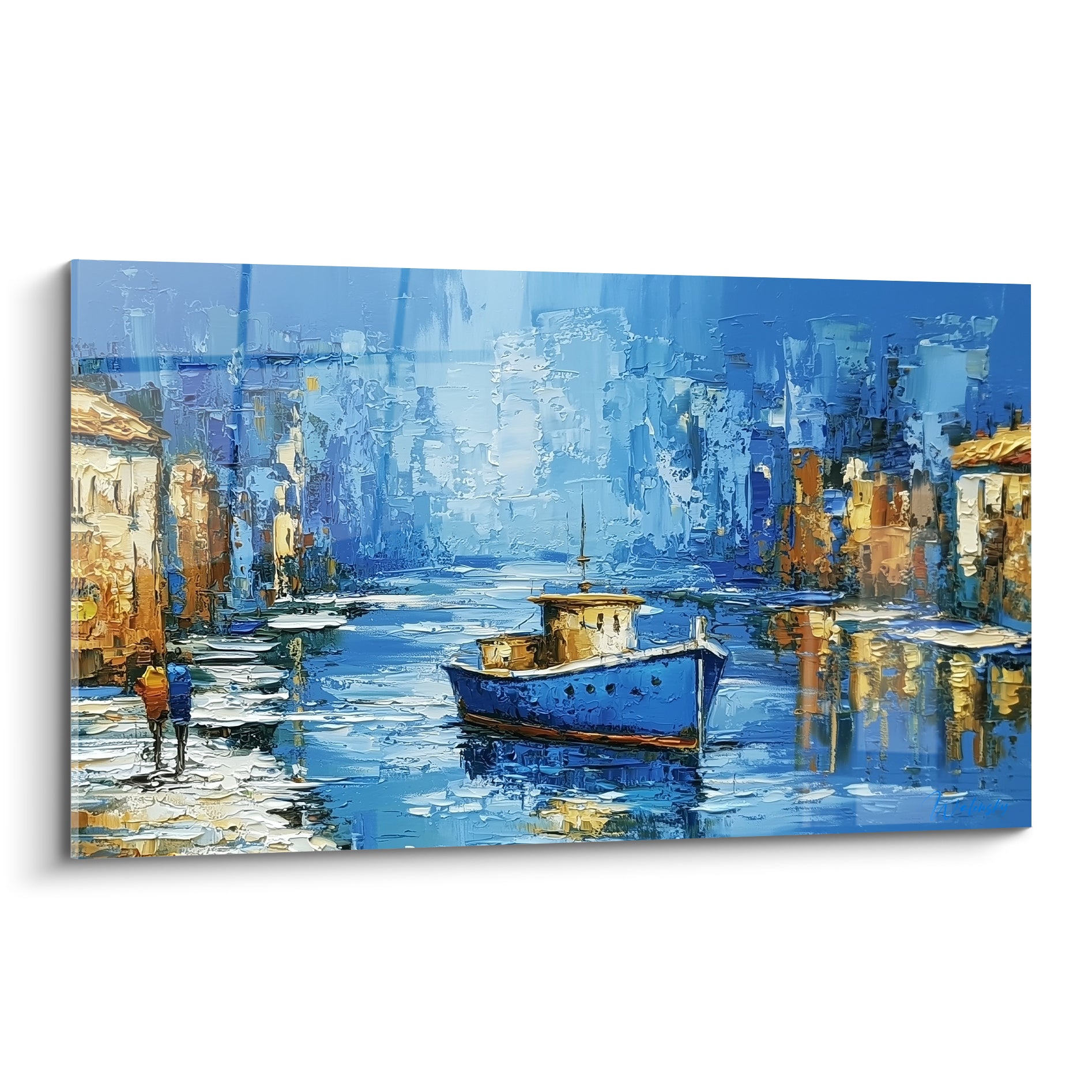 Embarcation bleue et dorée glissant sur un canal texturé aux reflets bleu marine et ocre