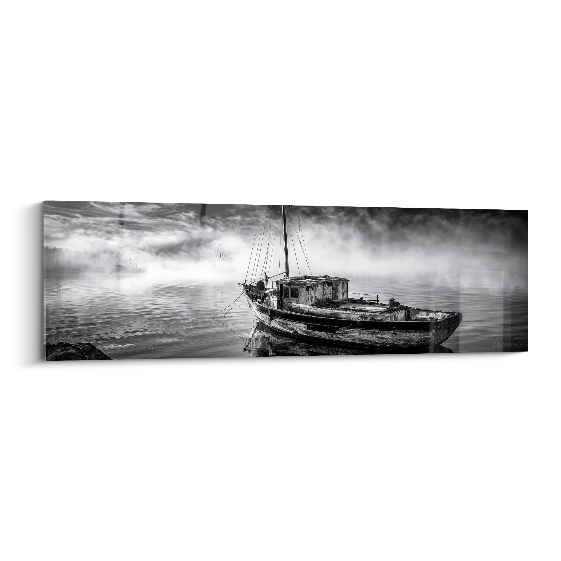 Bateau abstrait en bois usé, coque noire et brume blanche, ambiance photographique en noir et blanc