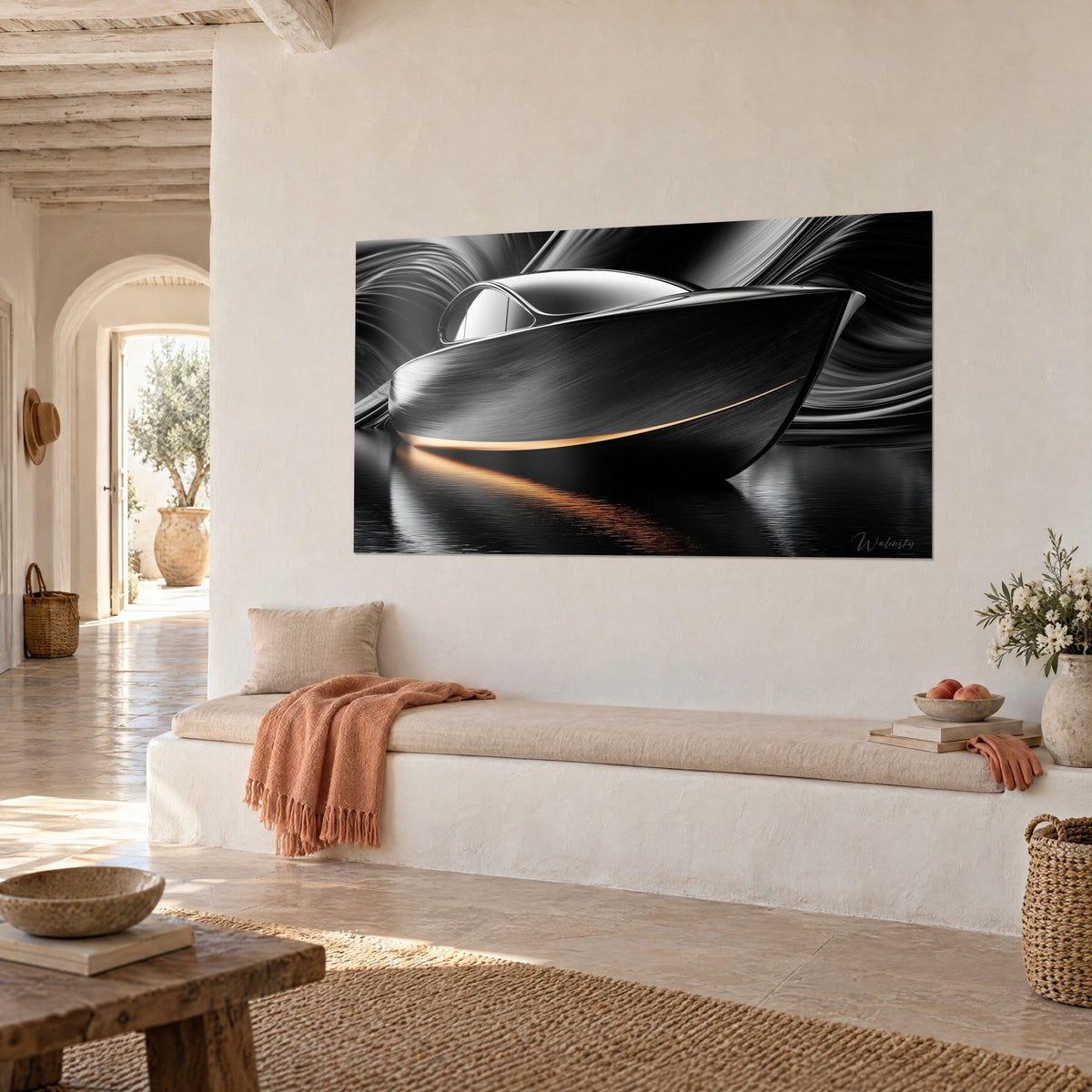 Schilderij aerodynamisch zwart geborsteld ruimteschip, oranje streep en grijze wervelingen op de achtergrond, witte muur, mediterraan huis in driekwart aanzicht