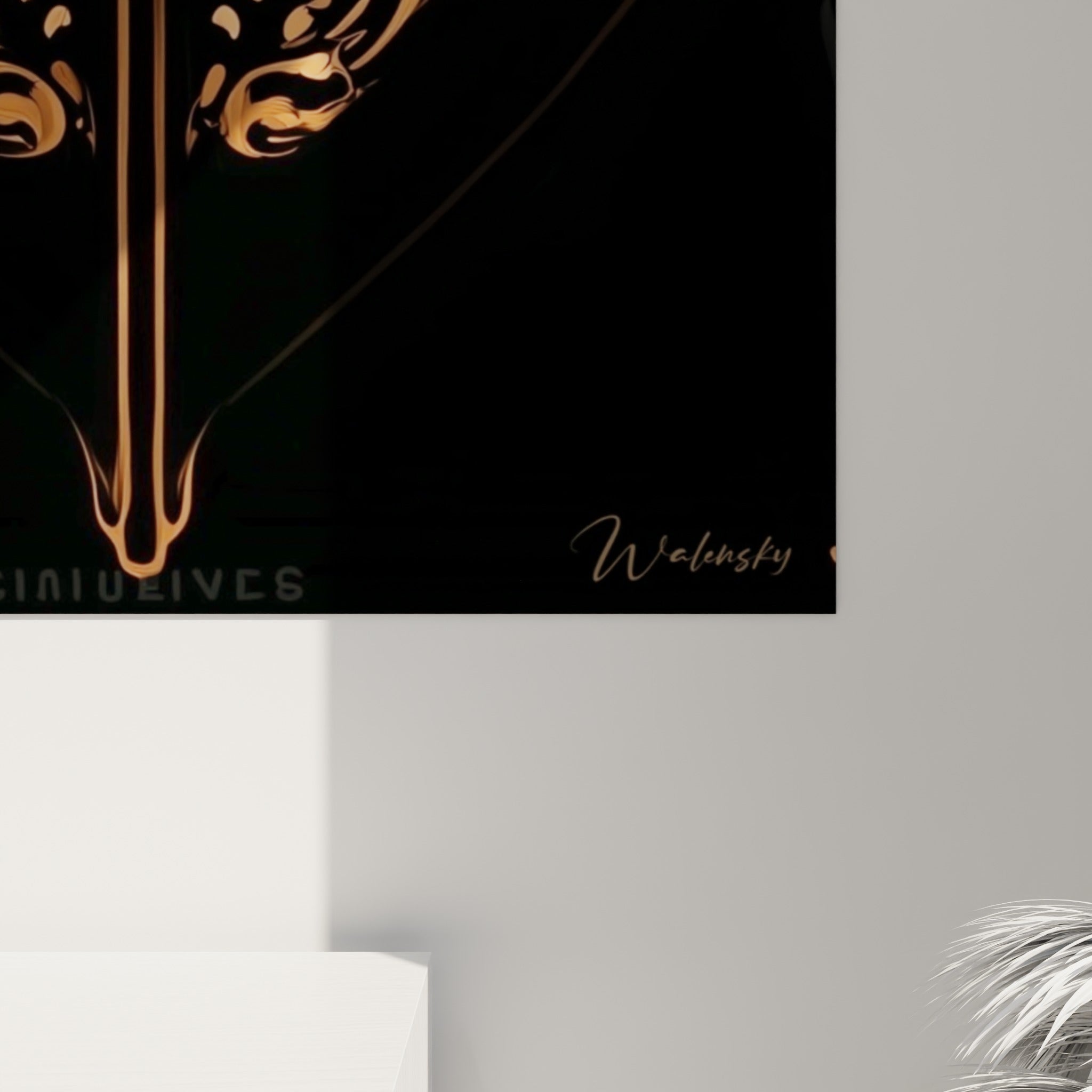 Détail des volutes dorées gravées sur la coque noire de ce tableau bateau abstrait aux textures fines