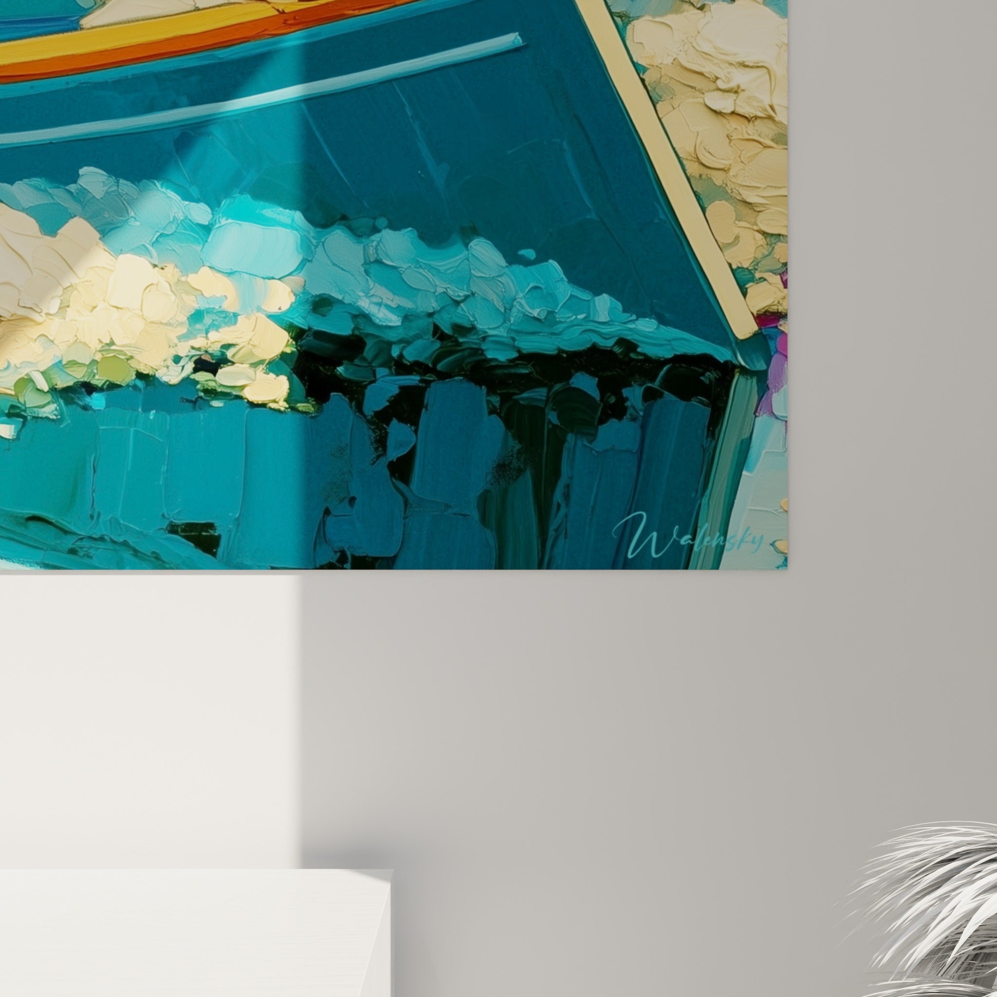 Empâtements de peinture bleu marine et doré, coulures roses et turquoise sur la coque du bateau abstrait