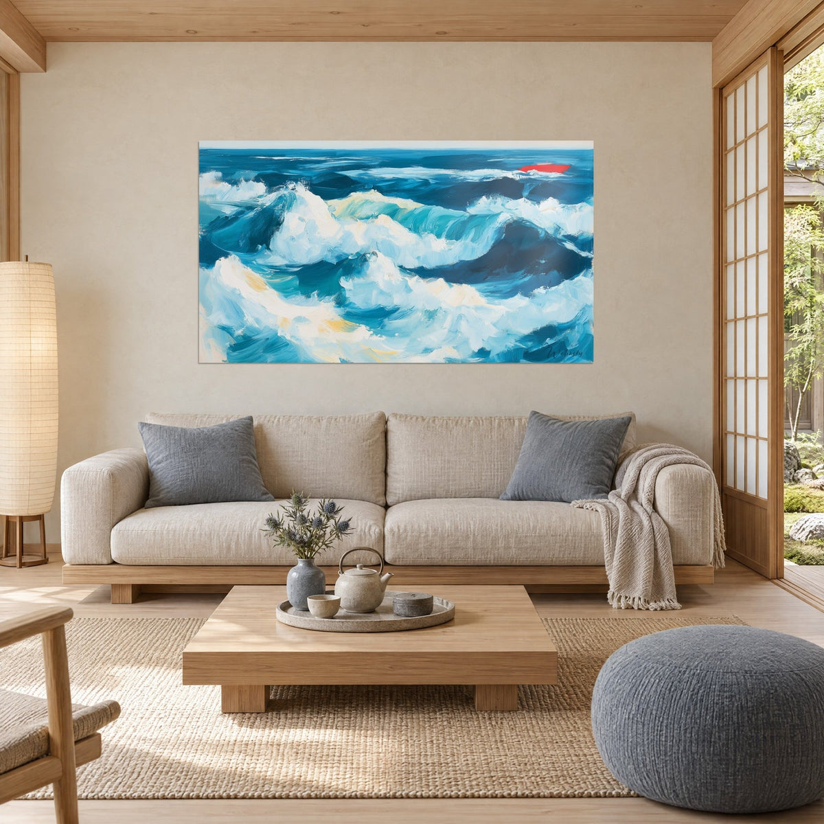 Tableau houle turquoise aux crêtes d'écume blanche, petite coque rouge à l'horizon, au-dessus d'un canapé dans un salon lumineux