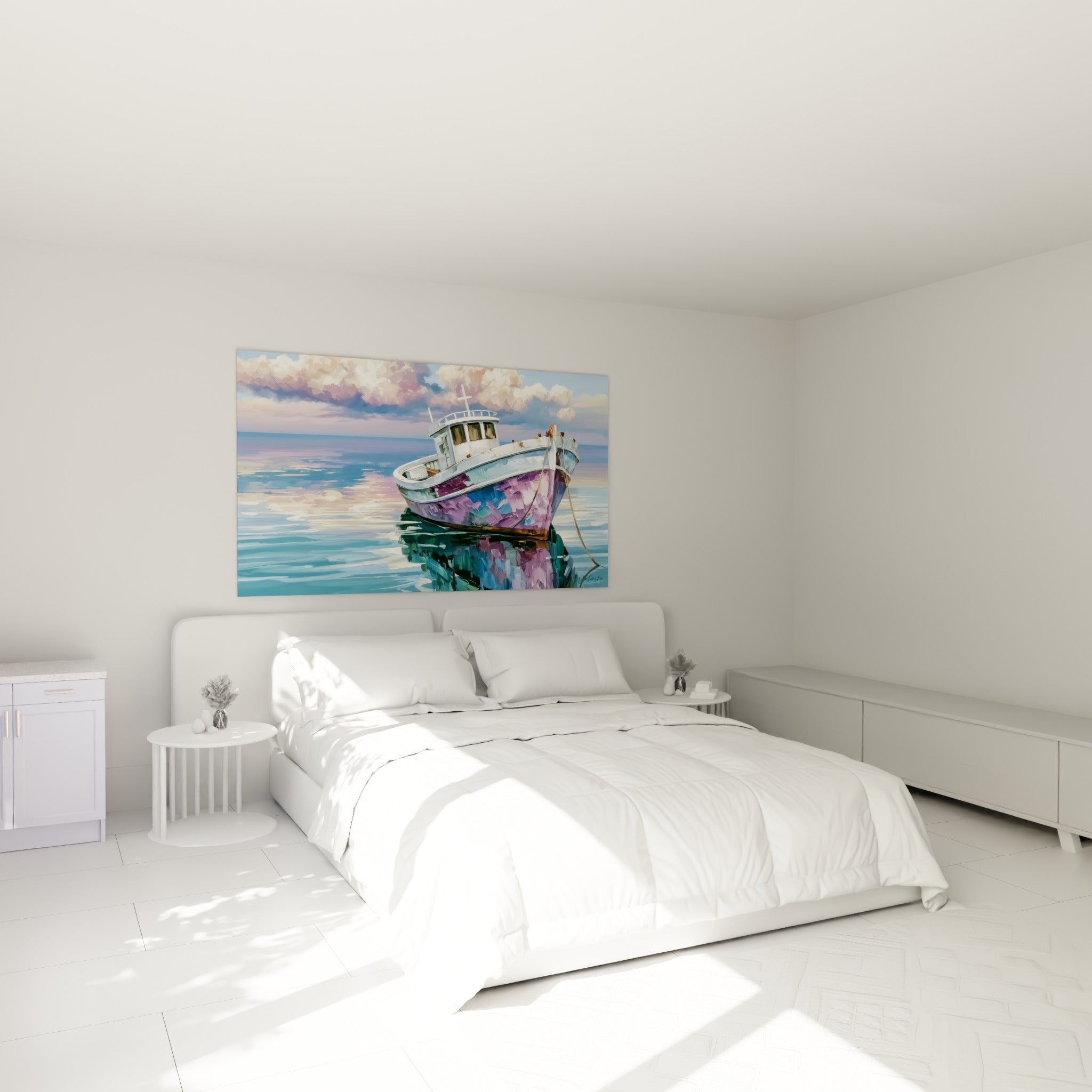 Bateau mauve et bleu pastel avec reflets marins, au-dessus d'un lit dans une chambre claire