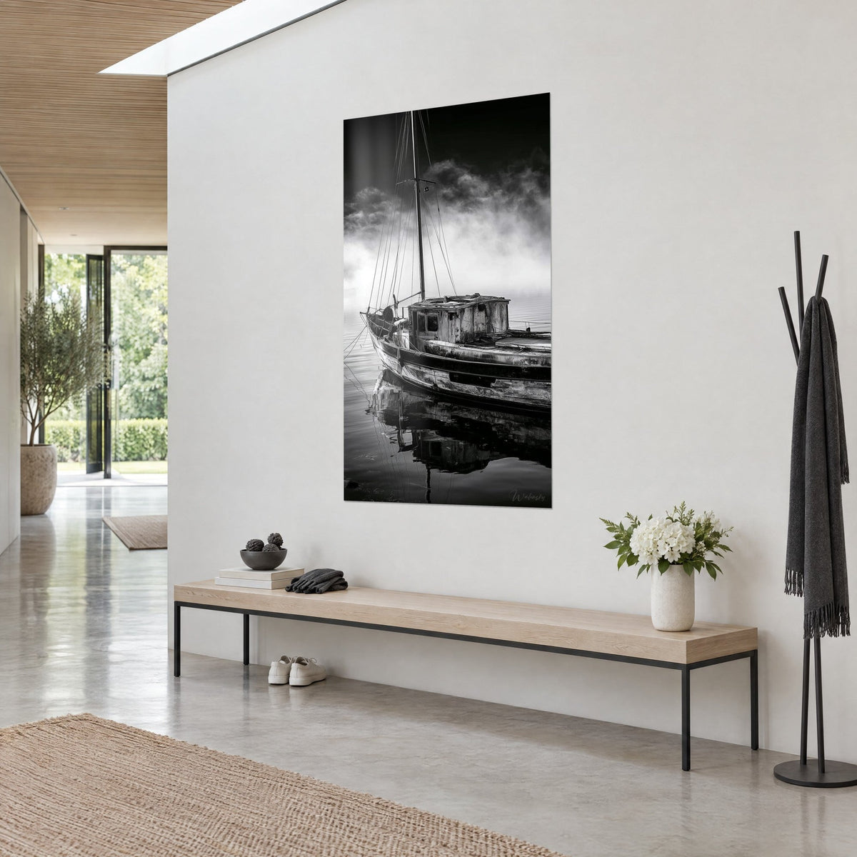 Tableau vieux chalutier au mât élancé, coque grise tachée et nuages blancs, vu de trois quarts dans un hall à banc de bois