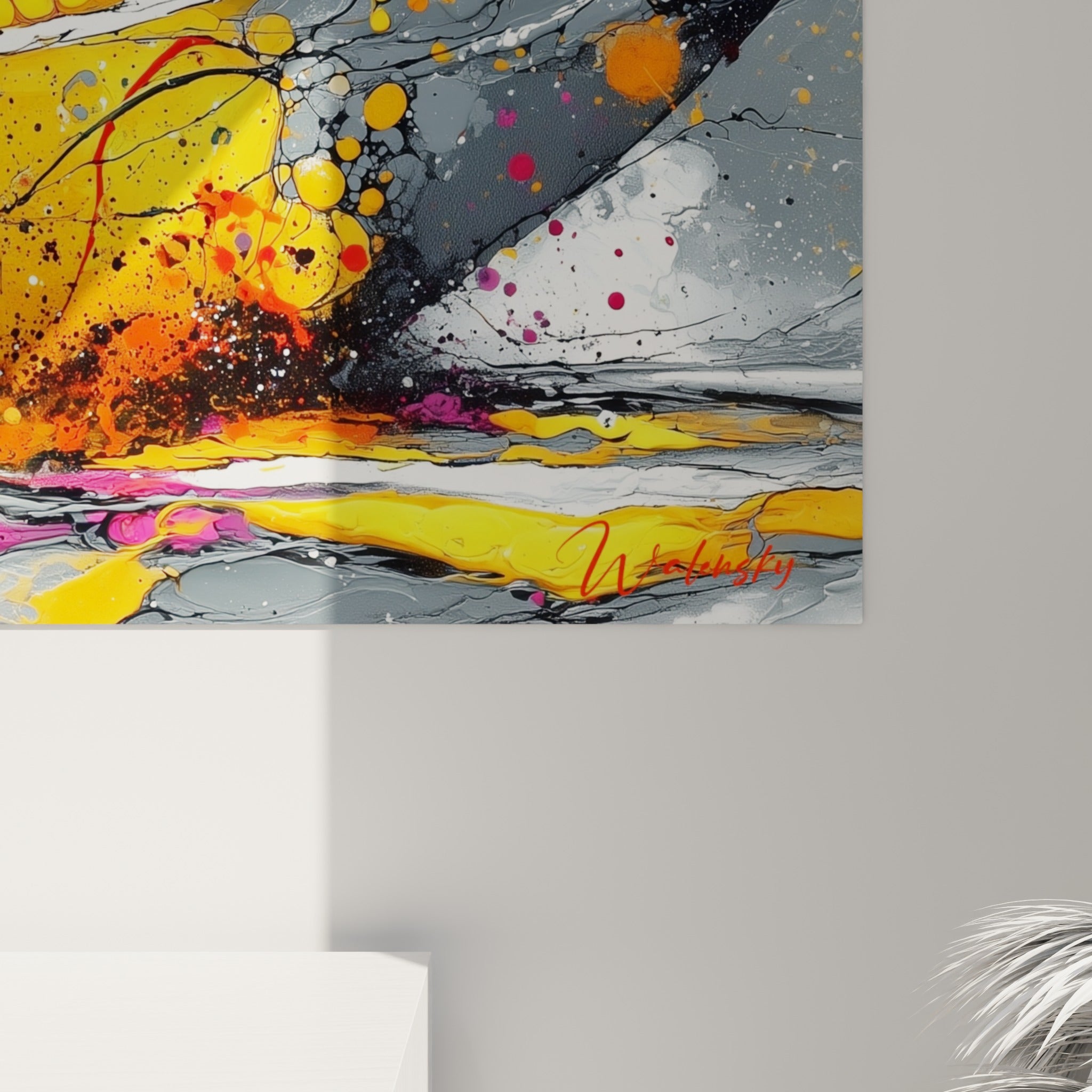 Coulures de peinture jaune doré et gouttelettes fuchsia visibles en détail sur la texture anthracite du tableau