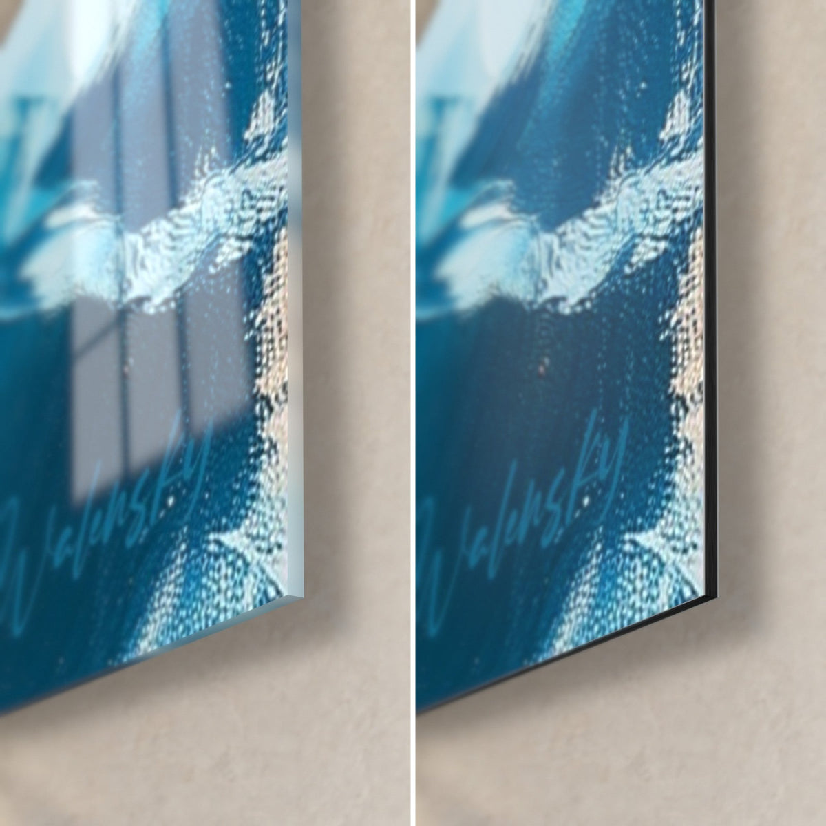 Tableau vague bleu profond écumeuse, coin bas droit : verre acrylique brillant à reflets, alu Dibond mat blanc, tranche de 3 mm