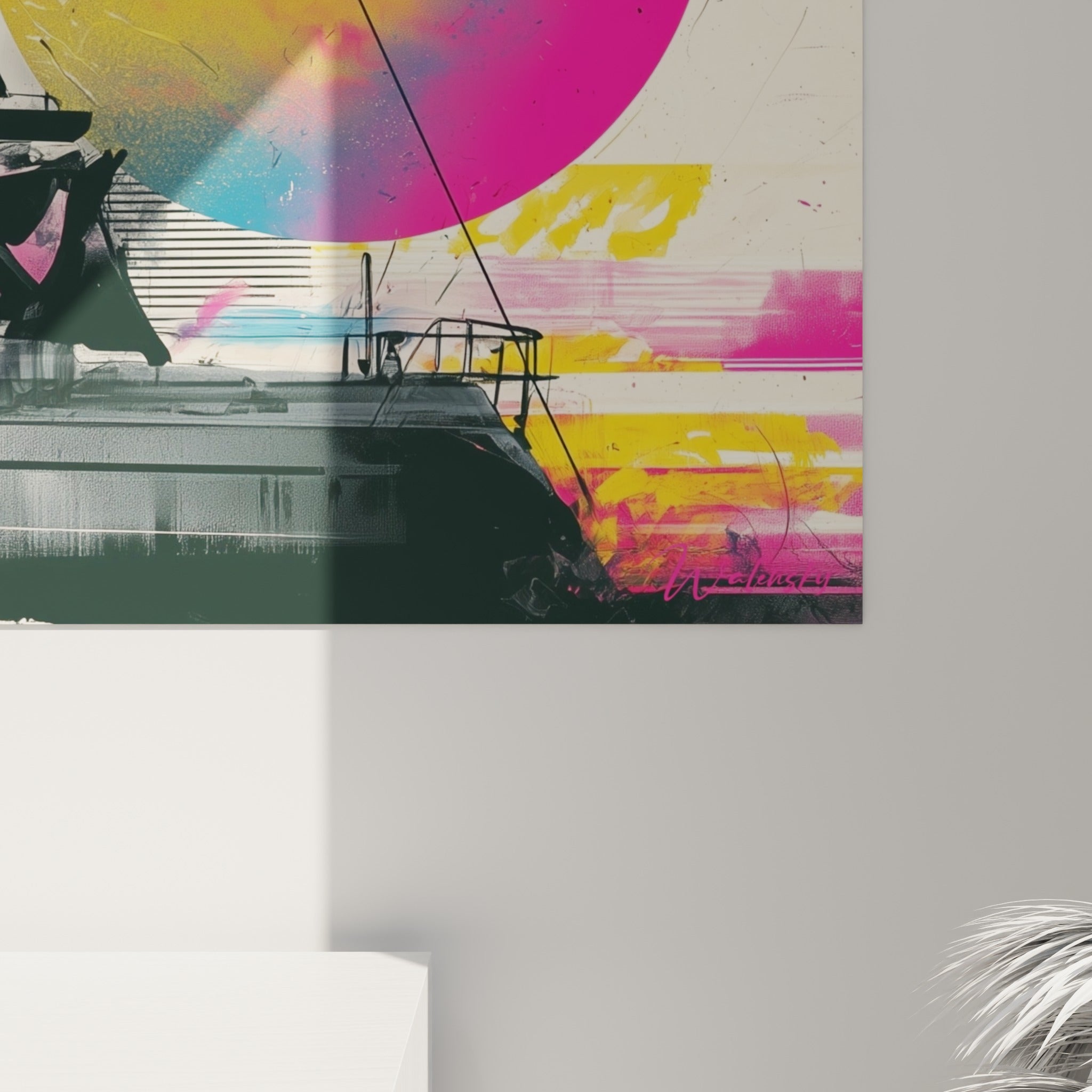 Empâtements noirs et coulures fuchsia se mêlant au grain jaune du fond, détail du tableau bateau abstrait accroché