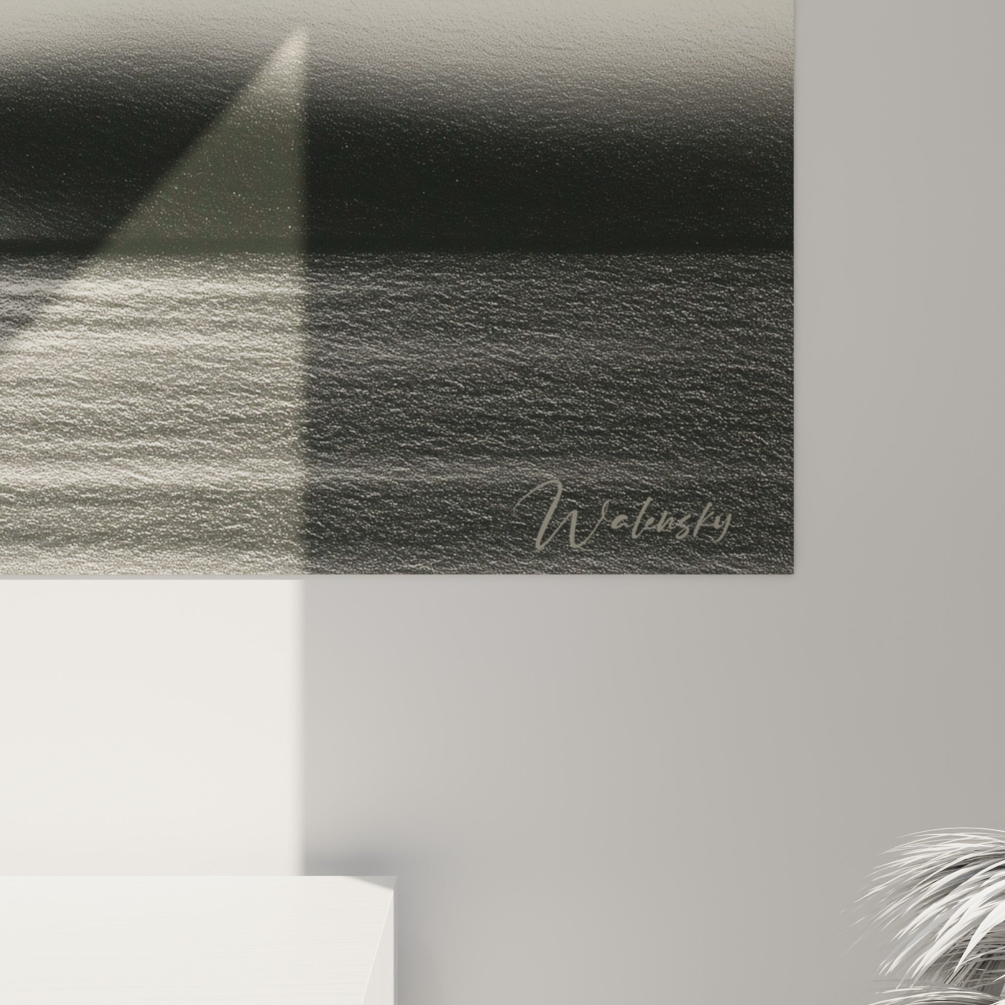 Détail des nuances de gris et de blanc du voilier, texture fumée et grain fin de l'impression visibles de près