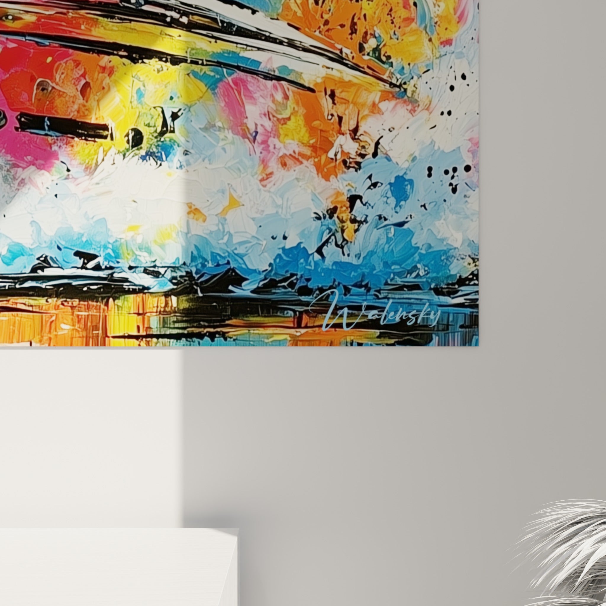 Empâtements noirs et coulures orange vif se mêlant au bleu turquoise sur la toile du yacht abstrait