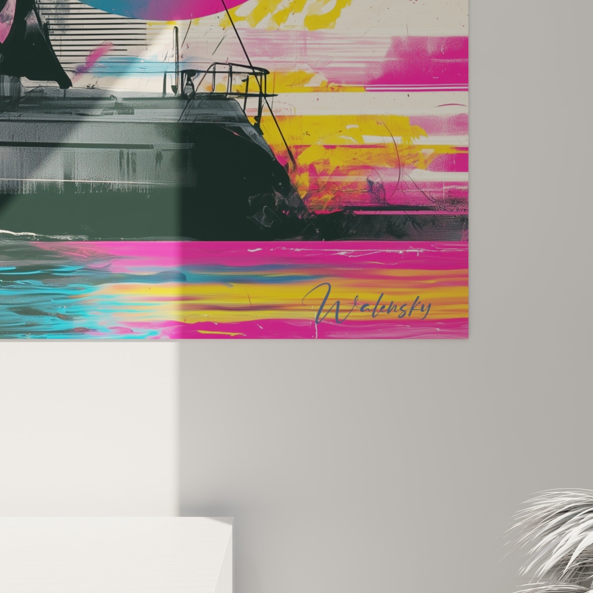 Détail des bandes roses et jaunes texturées et du soleil dégradé derrière les voiles noires du voilier