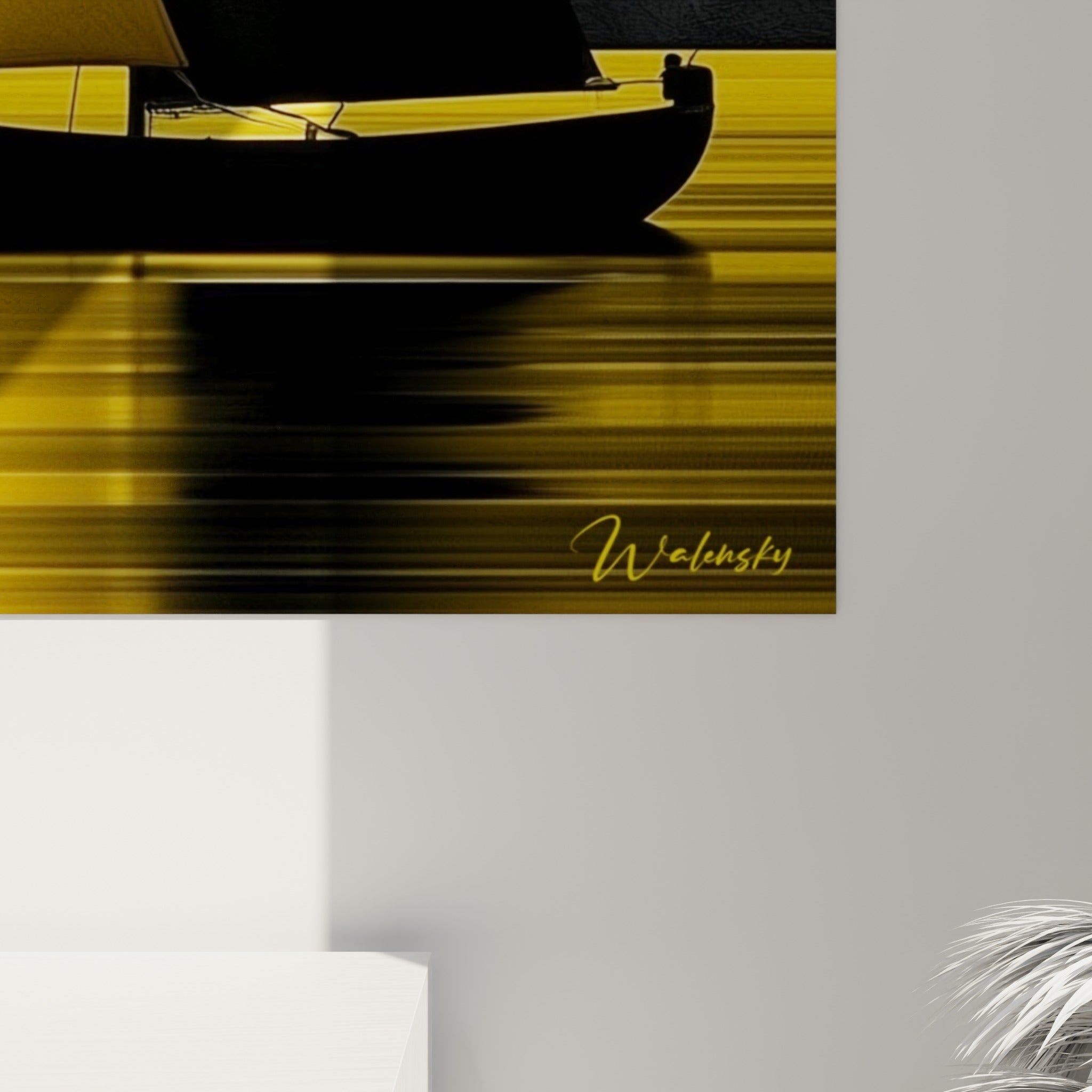 Texture peinte en gros plan des voiles jaune doré et des vagues anthracite du tableau bateau abstrait accroché au mur
