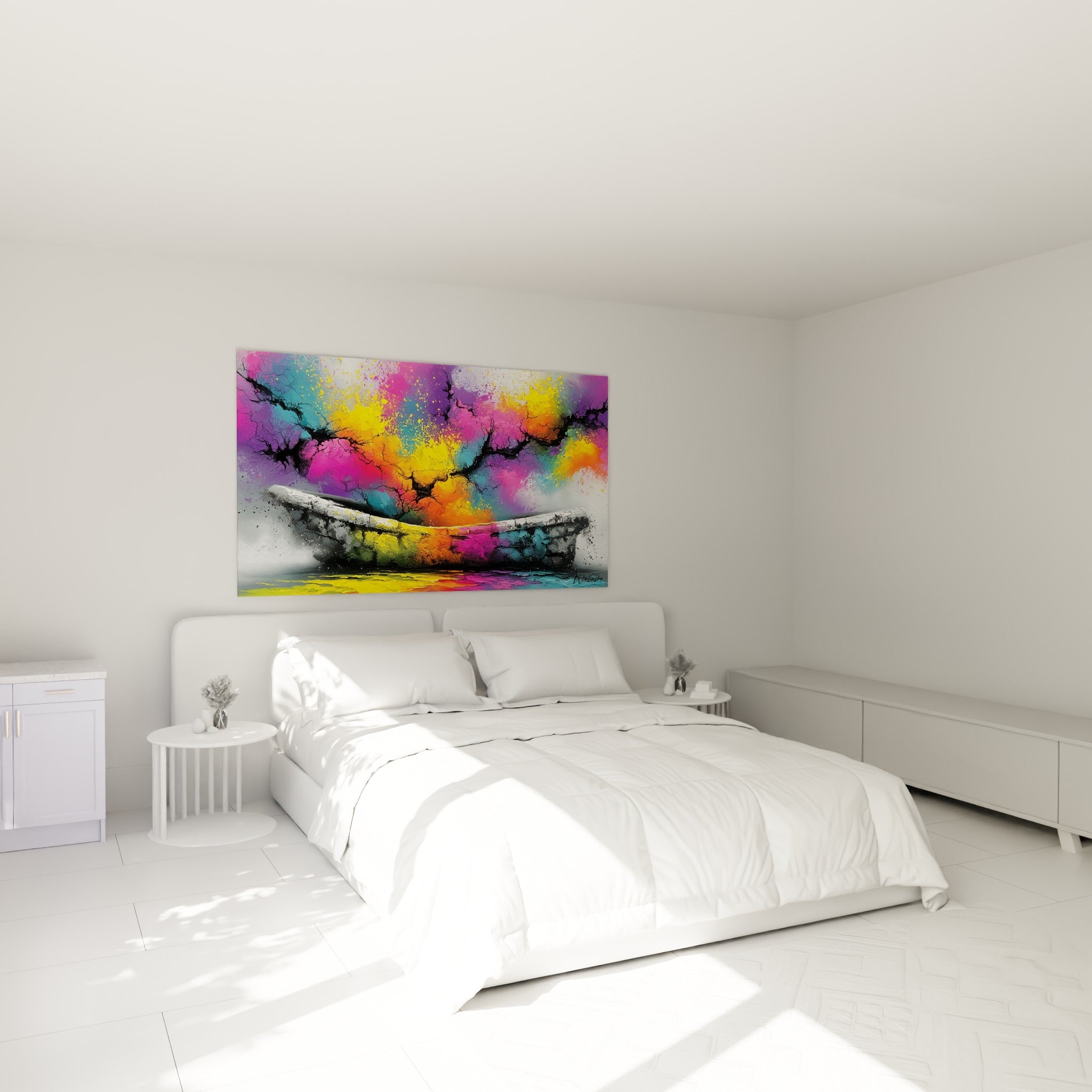 Embarcation abstraite aux teintes violettes et jaunes suspendue au-dessus d'un lit dans une chambre claire