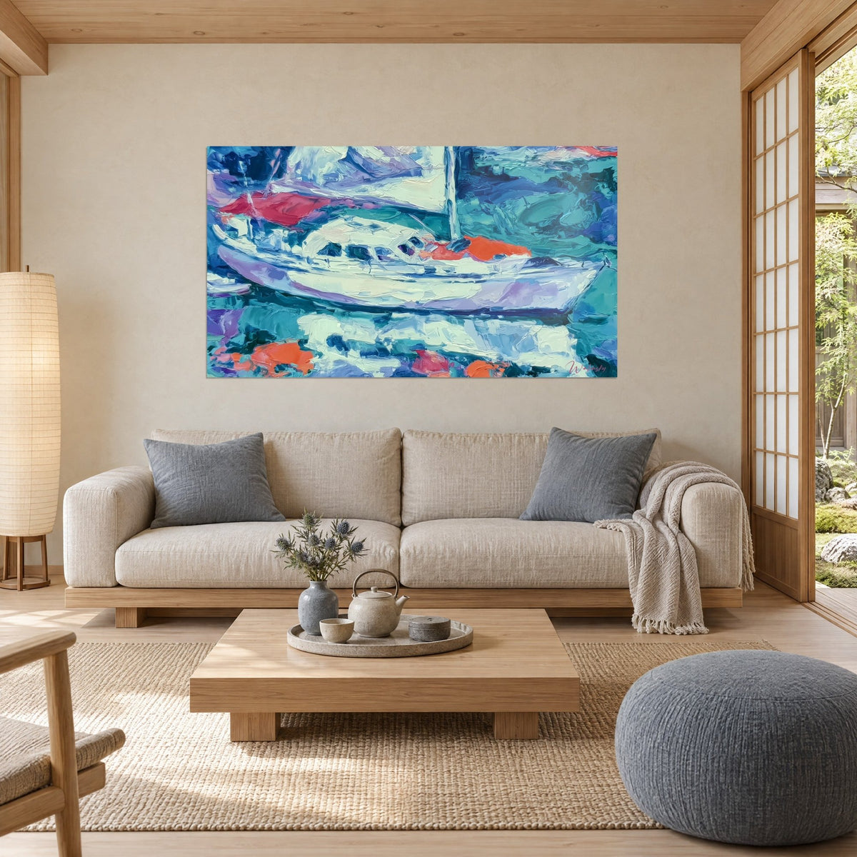 Tableau voilier blanc à coque lilas et voiles rouge corail, reflets turquoise, au-dessus d'un canapé dans un salon lumineux